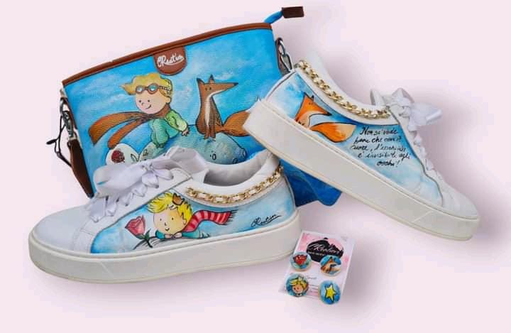 Personalizzazione Scarpe Dipinte a Mano – Design Unico &amp; Su Misura 🎨👟 🧩 *Coordinabile su richiesta:* È possibile ordinare *un portafoglio , una borsa o un giacchetto perfettamente abbinato* con lo stesso stile e soggetto ! Trasforma un semplice paio di scarpe in una vera opera d’arte! Con questa inserzione acquisti la personalizzazione artistica delle tue scarpe, realizzata interamente a mano con colori acrilici professionali e materiali di alta qualità. Ogni creazione è unica, pensata insieme a te p
