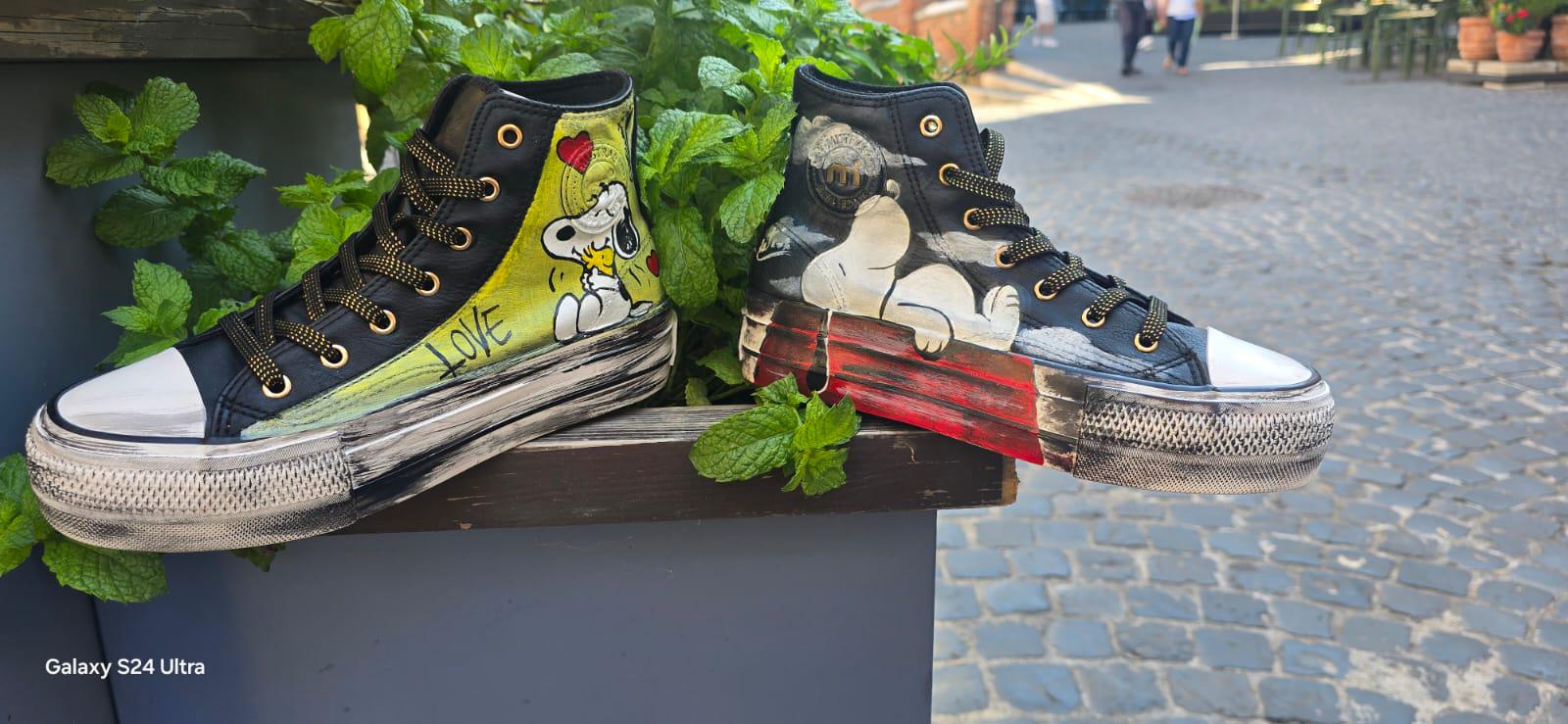 *Scarpe dipinte a mano - Tema Snoopy* Uniche, originali e realizzate interamente a mano! Queste scarpe personalizzate rendono omaggio al dolcissimo Snoopy, protagonista di tante avventure. Ogni dettaglio è dipinto con cura e precisione per portare sulla tua calzatura tutta la simpatia e la tenerezza del celebre cagnolino. 📦 Disponibilità: - Pronta consegna se disponibili in negozio - In caso di vendita in negozio, verrà realizzato un set simile su ordinazione: - Stesso soggetto principale - Possibili picco