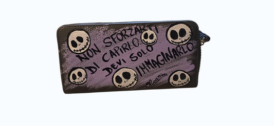 Aggiungi un tocco di magia oscura al tuo look con questo portafoglio dipinto a mano, impreziosito da una frase ispirata a Nightmare. Ogni portafoglio è realizzato con colori acrilici di alta qualità su ecopelle resistente, combinando l’eleganza gotica con l’arte personalizzata. Perfetto per chi ama accessori unici che raccontano storie misteriose e affascinanti!
Caratteristiche p