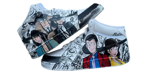 *🎨 Scarpe Nike Dipinte a Mano – Lupin III e Tutta la Gang!* Un capolavoro da indossare, pensato per veri fan e amanti dell’unicità! Queste *scarpe Nike originali dipinte a mano* celebrano il mondo affascinante di *Lupin III*, trasformandosi in un’opera d’arte artigianale e indossabile. Sulla scarpa spicca la scritta *“WANTED”*, come fosse un manifesto ricercato… e insieme a *Lupin*, troverai i volti inconfondibili di *Zenigata*, *Margot (Fujiko)*, *Jigen* e *Goemon*. Un omaggio completo a una delle saghe p