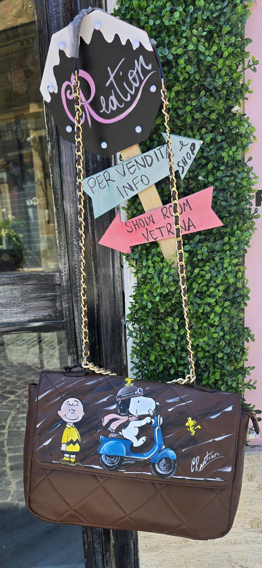 *Borsa Dipinta a Mano – Snoopy 🐶🎨* Una borsa unica che unisce arte, dolcezza e personalità! Realizzata in *ecopelle* e *dipinta interamente a mano* con colori acrilici di alta qualità, questa borsa ha come soggetto principale il tenerissimo *Snoopy*, personaggio amatissimo del mondo dei Peanuts. Perfetta per chi cerca uno stile originale e artigianale da portare sempre con sé!