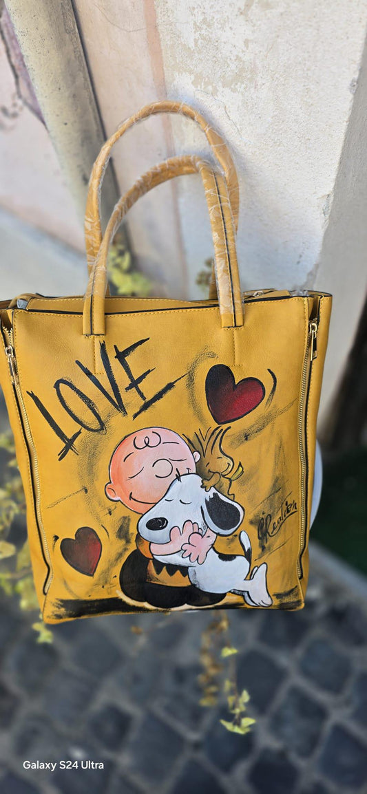 *Titolo:* Borsa grande dipinta a mano – Snoopy *Descrizione:* 🎨 Borsa capiente dipinta a mano, pezzo unico d'artigianato, con protagonista il dolcissimo *Snoopy*, perfetta per gli amanti dello stile creativo e originale. 👜 Realizzata su materiale ecopelle/pelle, resistente e spaziosa, ideale per l’uso quotidiano