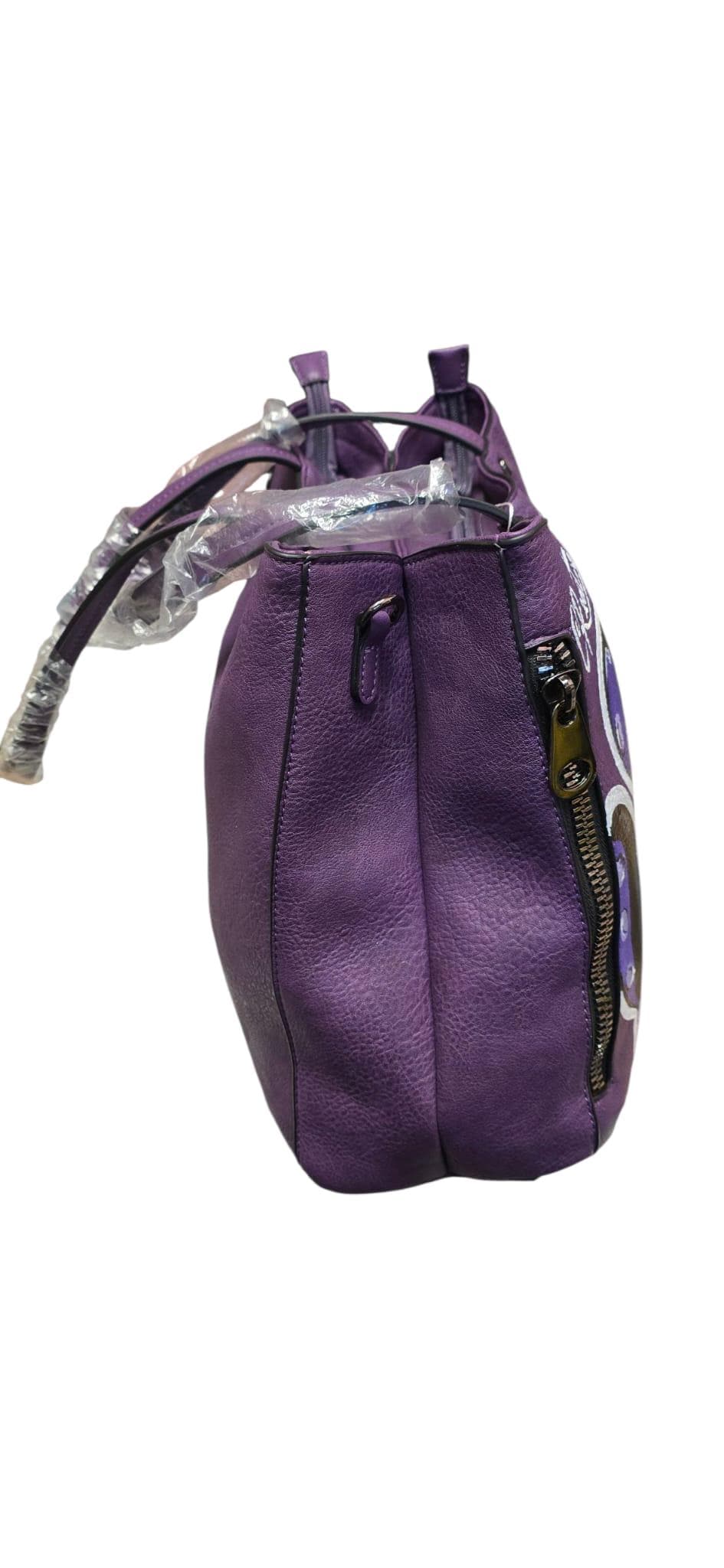 *Borsa Dipinta a Mano – Ursula (La Sirenetta) –Pelle Ecopelle – Personalizzabile* 🧜♀️ *Coordinabile su richiesta:* Posso realizzare un *portafoglio, giacchetto o altro accessorio abbinato* con lo stesso stile e soggetto! *Descrizione:* Questa borsa dipinta a mano rende omaggio a *Ursula*, l'iconica antagonista de *La Sirenetta*. Un accessorio grintoso, artistico e dal forte impatto visivo, perfetto per chi ama i personaggi audaci e vuole distinguersi con stile