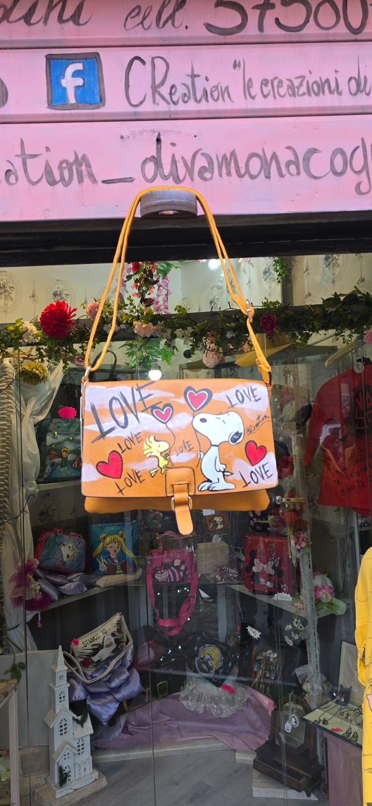 *Borsa Dipinta a Mano con Snoopy – “Love” e cuoricini – Ecopelle – Personalizzabile* 💌 *Coordinabile su richiesta:* È possibile ordinare *un portafoglio o un giacchetto abbinato* con lo stesso stile e soggetto! *Descrizione:* Questa borsa dipinta a mano celebra il dolcissimo *Snoopy*, accompagnato dalla scritta *“Love”* e tanti cuoricini ❤️🐾 Un accessorio tenero e colorato, pensato per chi vuole esprimere affetto, allegria e romanticismo con stile. • *Materiale:* Pelle/Ecopelle di alta qualità