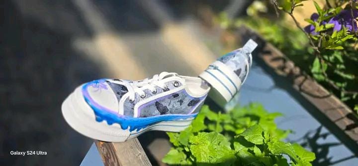 *Scarpe Dipinte a Mano – Tema Stitch* 🎨👟 Per chi ama l’arte e i personaggi iconici, queste scarpe personalizzate con Stitch, il simpatico protagonista del famoso cartone animato, sono il tocco perfetto per distinguersi! Ogni paio è interamente dipinto a mano con colori acrilici di alta qualità e sigillato per garantire resistenza e durata nel tempo. 🖌️ *Dettagli del prodotto:* - Scarpe personalizzate a mano - Tema: Stitch - Colori acrilici professionali + finitura protettiva - Possibilità di realizzare s