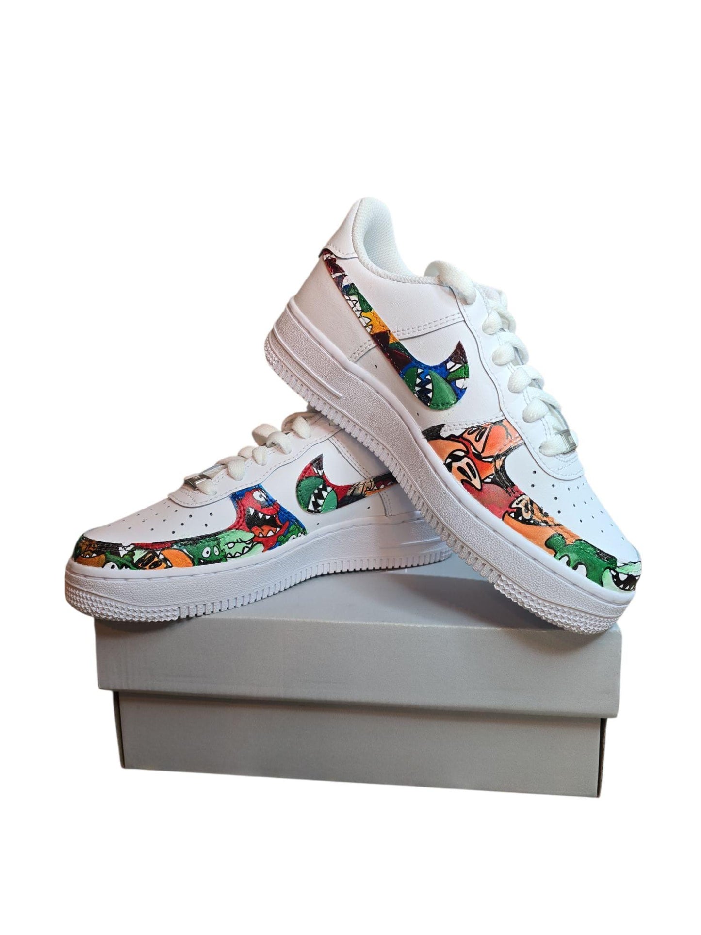 👟 Nike Air Force 1 Dipinte a Mano – Tema Mostriciattoli Colorati 🎨👾 Un’esplosione di colori, stile e originalità! Queste *Nike Air Force 1* sono *dipinte interamente a mano* con un disegno unico di *mostriciattoli cartoon*, perfette per chi ama distinguersi e portare ai piedi un’opera d’arte. Ogni dettaglio è curato con precisione artigianale. 🎨✨ 🧩 *Coordinabile su richiesta:* È possibile ordinare *un portafoglio , una borsa o un giacchetto perfettamente abbinato* con lo stesso stile e soggetto ! 