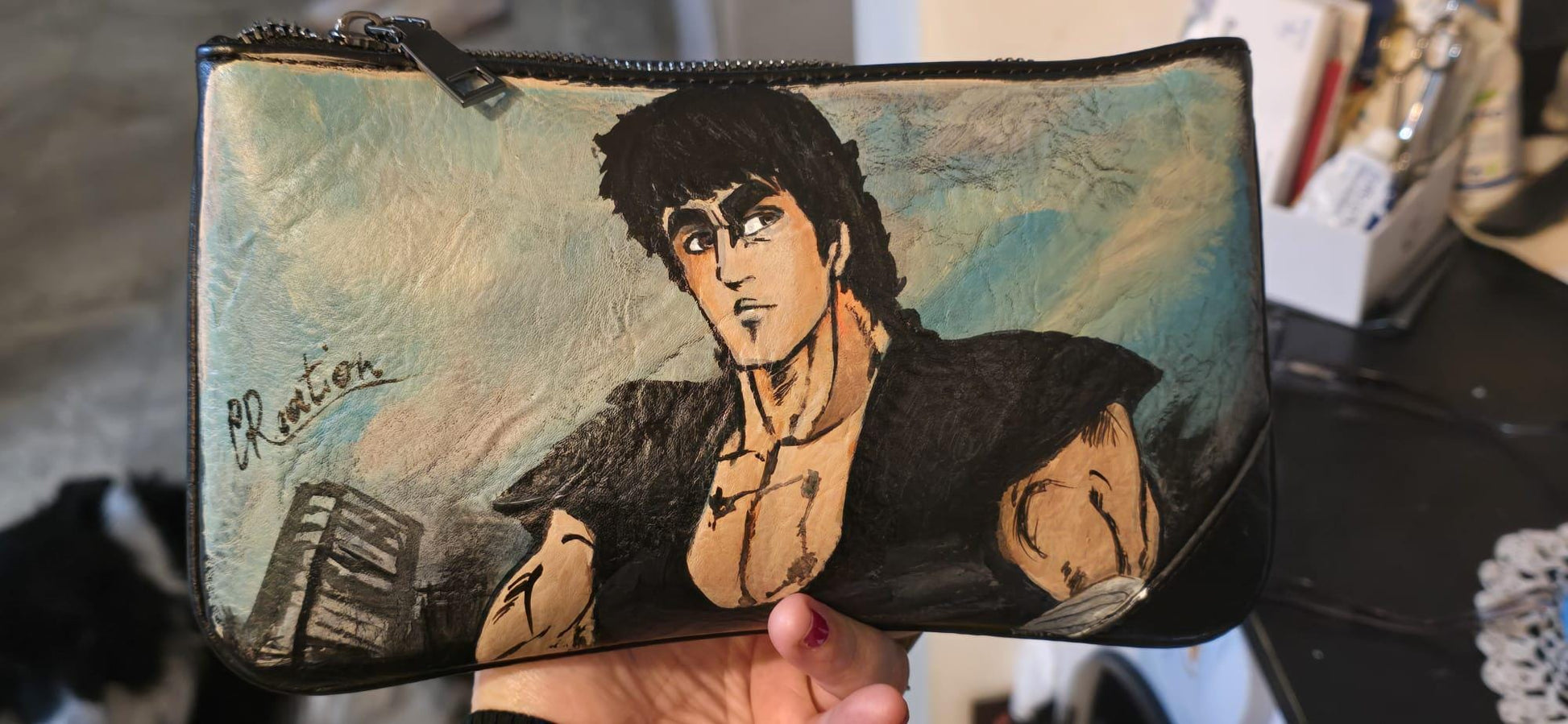 Pochette Uomo Dipinta a Mano 🎨 | Ken Shiro | Accessorio Unico e Originale --- *Descrizione:* Scopri la pochette uomo dipinta a mano ispirata al leggendario *Ken Shiro*! 💥 Ogni pezzo è unico, creato con cura artigianale per aggiungere un tocco di arte e stile alla tua quotidianità. Perfetta per chi ama distinguersi con un accessorio originale e di carattere.