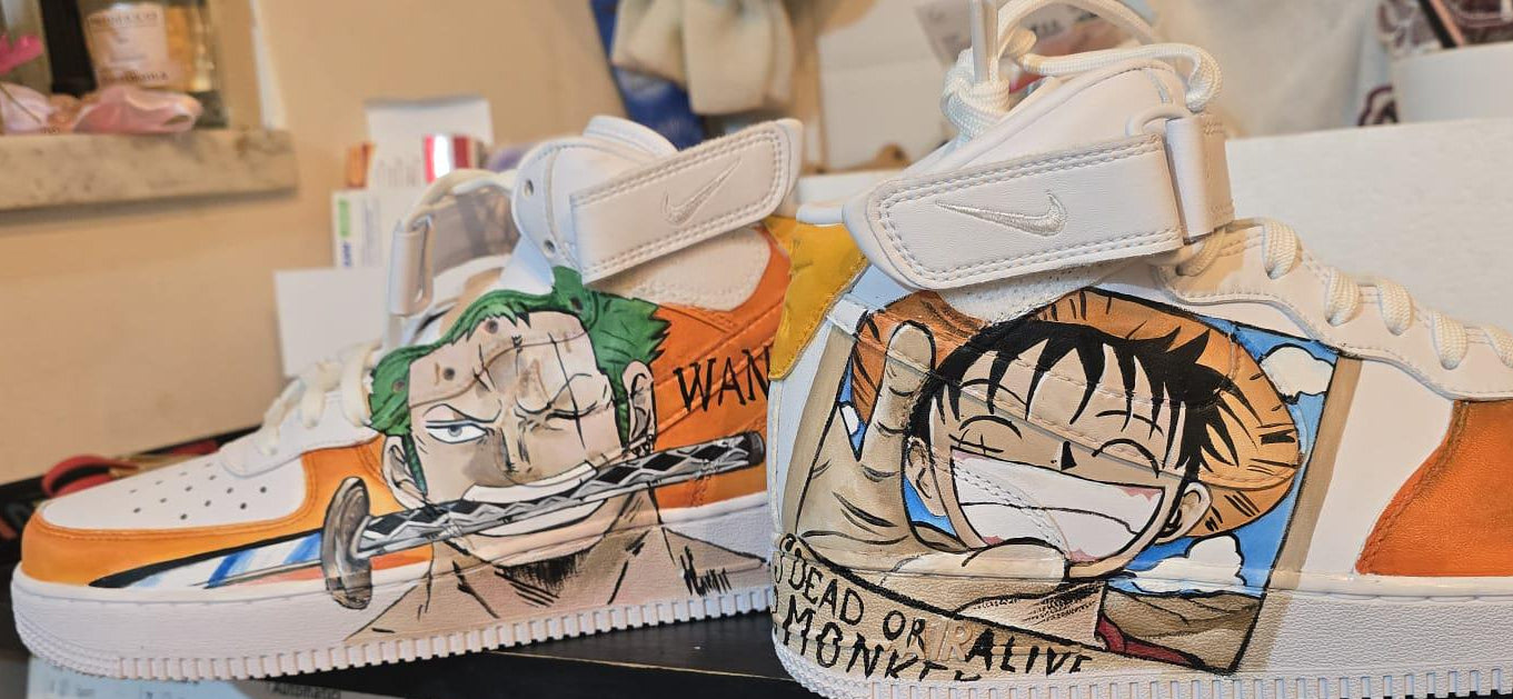 Nike Custom Personalizzate – Tema One Piece 🎨🏴☠️ Per i veri fan di One Piece e per chi vuole distinguersi con stile, ecco le Nike Air Force 1 dipinte a mano con un’esclusiva personalizzazione ispirata al celebre anime! Ogni paio è decorato a mano con colori acrilici professionali e sigillato per garantire resistenza e durata nel tempo. Un prodotto unico, perfetto per chi ama la moda, l’arte e l’universo dei pirati! 
