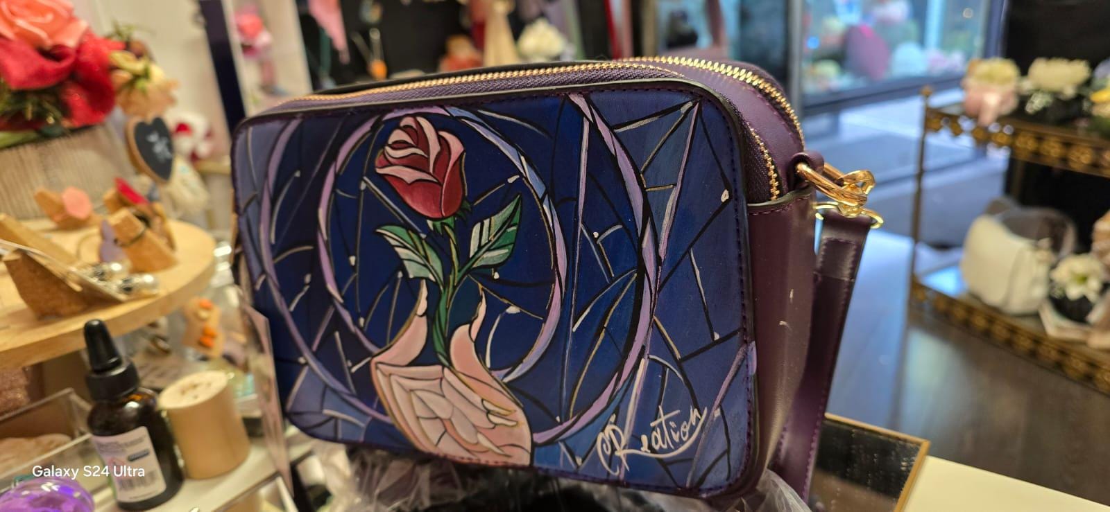 Borsa Dipinta a Mano - La Bella e la Bestia Porta con te la magia del celebre cartone La Bella e la Bestia con questa borsa dipinta a mano! Il design raffigura una mano che regge una rosa, simbolo iconico della storia senza tempo. 🧩 *Coordinabile su richiesta:* È possibile ordinare *un portafoglio o un giacchetto perfettamente abbinato* con lo stesso stile e soggetto ! La borsa che vedrai nelle foto è già stata venduta, ma verrà riprodotta identica nel soggetto principale.