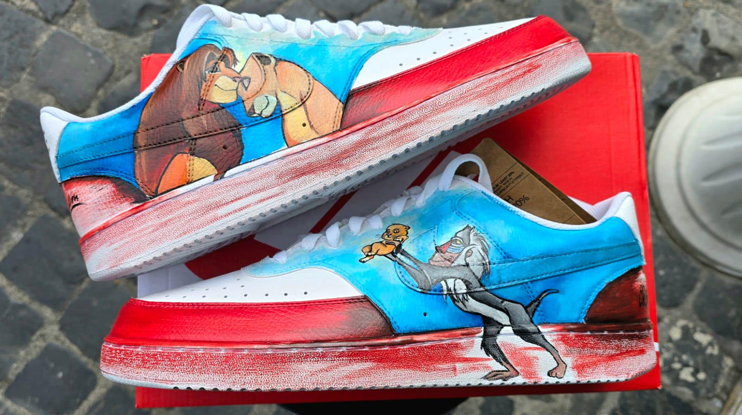 Scarpe Nike dipinte a mano • Il Re Leone e Nala • Scarpe personalizzate unisex • Arte su scarpe • Coordinato disponibile *Descrizione:* 🎨 Scarpe uniche dipinte a mano con soggetto principale *Il Re Leone* e la sua compagna Nala, tratte dal celebre cartone animato amato da generazioni. 👟 Modello Nike unisex, realizzabile su richiesta in *tutte le taglie*, uomo o donna. 🖌️ Ogni paio è un pezzo unico, realizzato con *colori acrilici professionali* resistenti all'acqua e al tempo, su *scarpe originali di alt