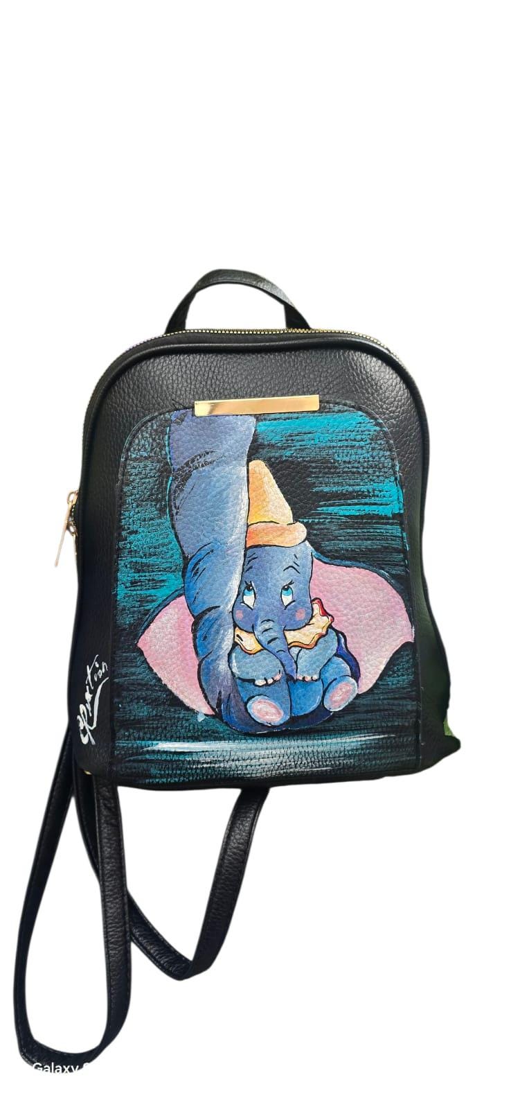 *Borsa Dipinta a Mano – Dumbo 🎨🐘* Un pezzo unico e tenerissimo ispirato al mondo Disney! Questa borsa in ecopelle è *dipinta a mano* con il soggetto principale *Dumbo*, il celebre elefantino volante amato da grandi e piccini. Ogni dettaglio è realizzato a mano con *colori acrilici professionali*, sigillati per garantire durata nel tempo e resistenza al lavaggio fino a 40°. 🖌️ *Dettagli del prodotto*: - Materiale: Ecopelle - Tecnica: Pittura acrilica a mano, con protezione finale - Lavabile in lavatrice (