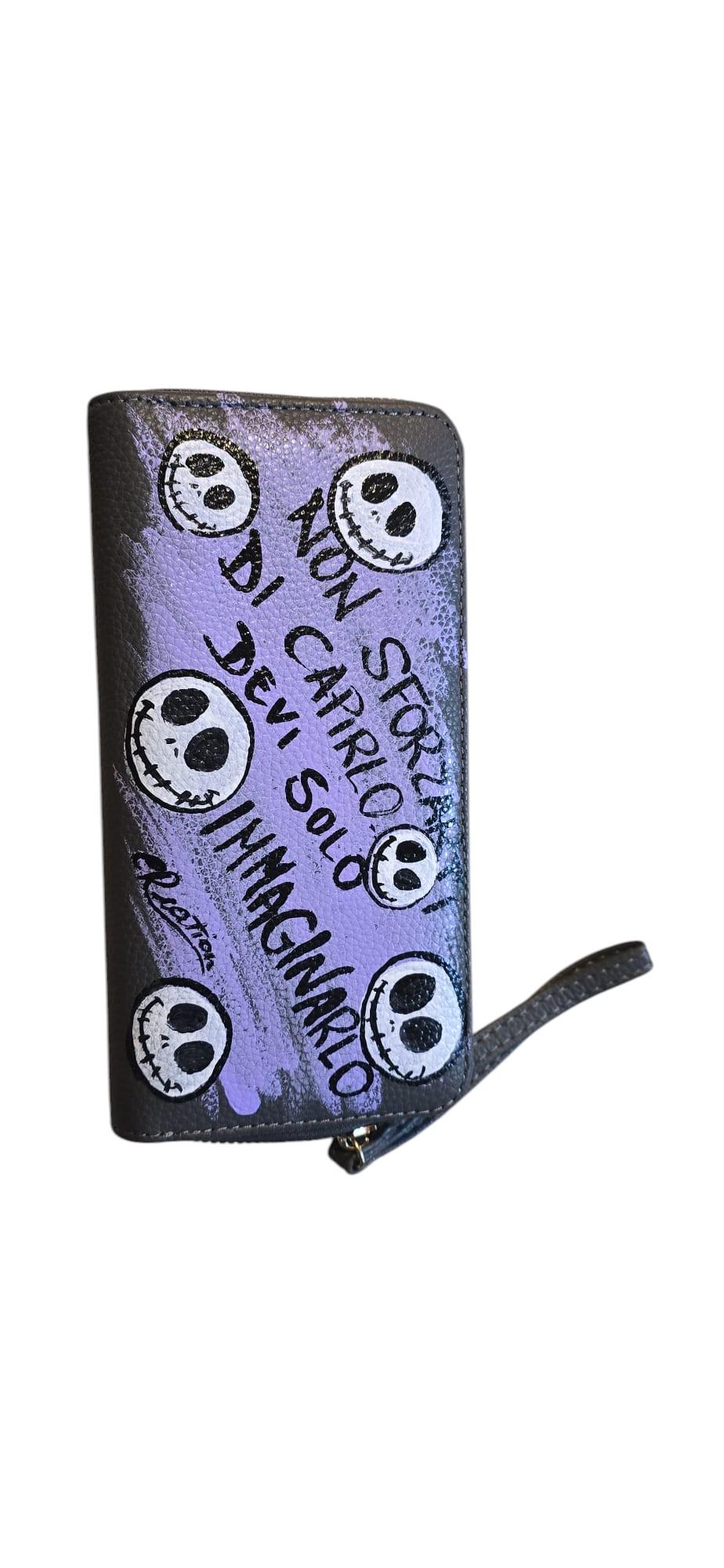 Aggiungi un tocco di magia oscura al tuo look con questo portafoglio dipinto a mano, impreziosito da una frase ispirata a Nightmare. Ogni portafoglio è realizzato con colori acrilici di alta qualità su ecopelle resistente, combinando l’eleganza gotica con l’arte personalizzata. Perfetto per chi ama accessori unici che raccontano storie misteriose e affascinanti!
Caratteristiche p