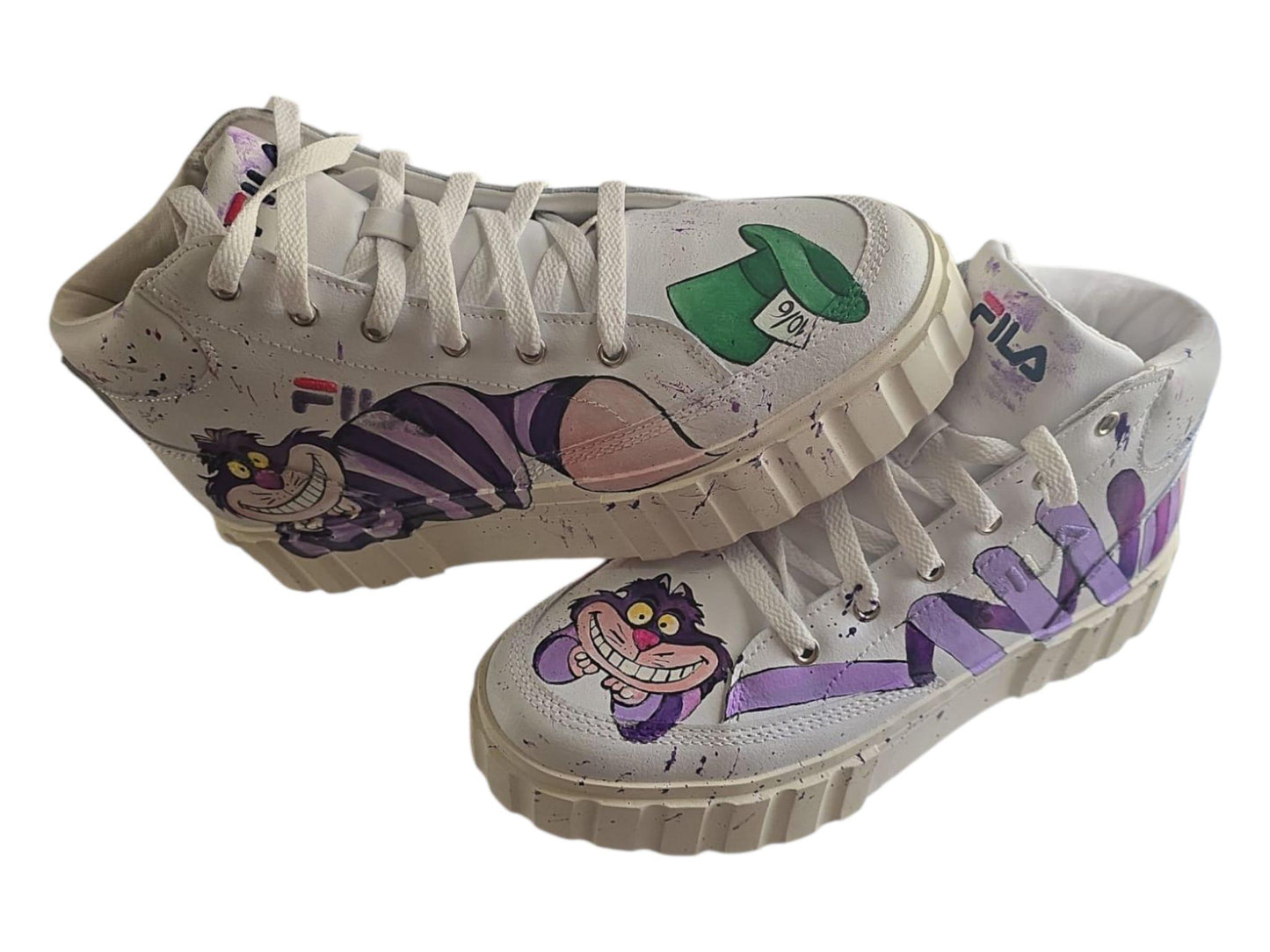 *Scarpe Fila Dipinte a Mano – Tema Stregatto di Alice 🐱✨* 🧩 *Coordinabile su richiesta:* È possibile ordinare *un portafoglio , una borsa o un giacchetto perfettamente abbinato* con lo stesso stile e soggetto ! Scarpe Fila alte dipinte interamente a mano con il celebre *Stregatto* di “Alice nel Paese delle Meraviglie