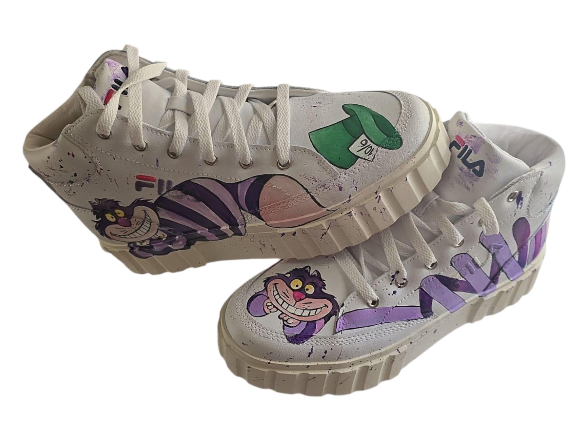 *Scarpe Fila Dipinte a Mano – Tema Stregatto di Alice 🐱✨* 🧩 *Coordinabile su richiesta:* È possibile ordinare *un portafoglio , una borsa o un giacchetto perfettamente abbinato* con lo stesso stile e soggetto ! Scarpe Fila alte dipinte interamente a mano con il celebre *Stregatto* di “Alice nel Paese delle Meraviglie