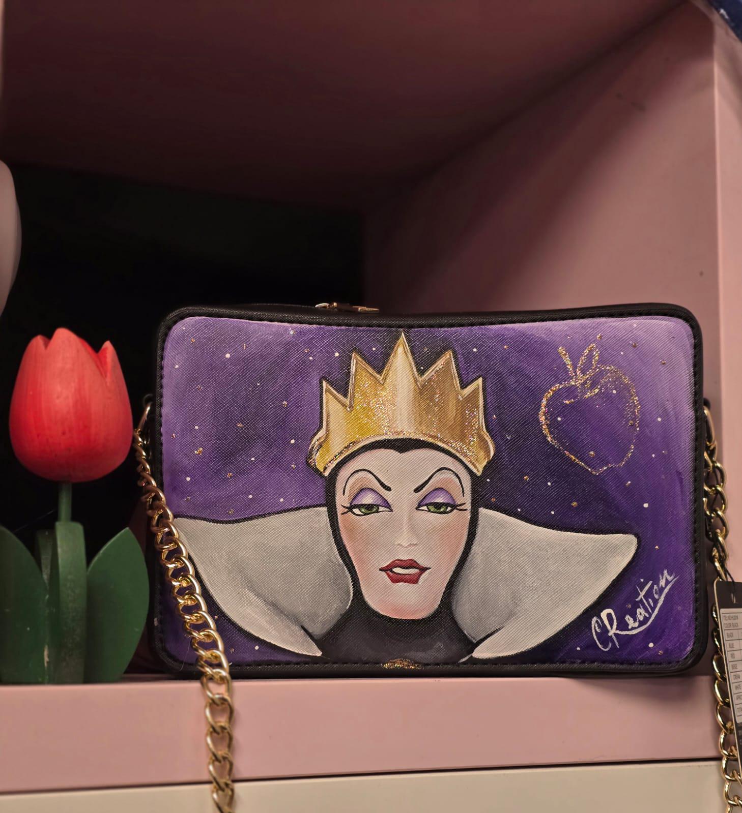 Borsa dipinta a mano ispirata alla Regina Grimilde Materiale: Ecopelle | Misure: 27 cm (lunghezza) x 8 cm (profondità) x 16 cm (altezza) 🧩 *Coordinabile su richiesta:* È possibile ordinare *un portafoglio o un giacchetto perfettamente abbinato* con lo stesso stile e soggetto