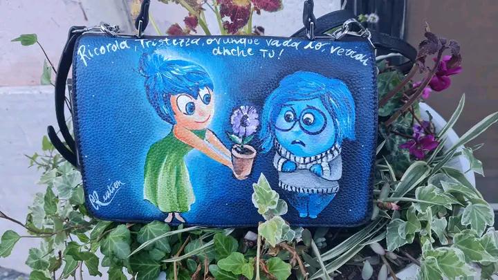 Borsa Dipinta a Mano - Inside Out | Pezzo Unico Artigianale ✨ Un accessorio magico per gli amanti della creatività e delle emozioni! ✨ Questa borsa unica è interamente dipinta a mano con colori acrilici resistenti e raffigura i simpatici e amati personaggi di Inside Out! Perfetta per chi ama il mondo Disney-Pixar e vuole portare sempre con sé un tocco di fantasia e colore. 