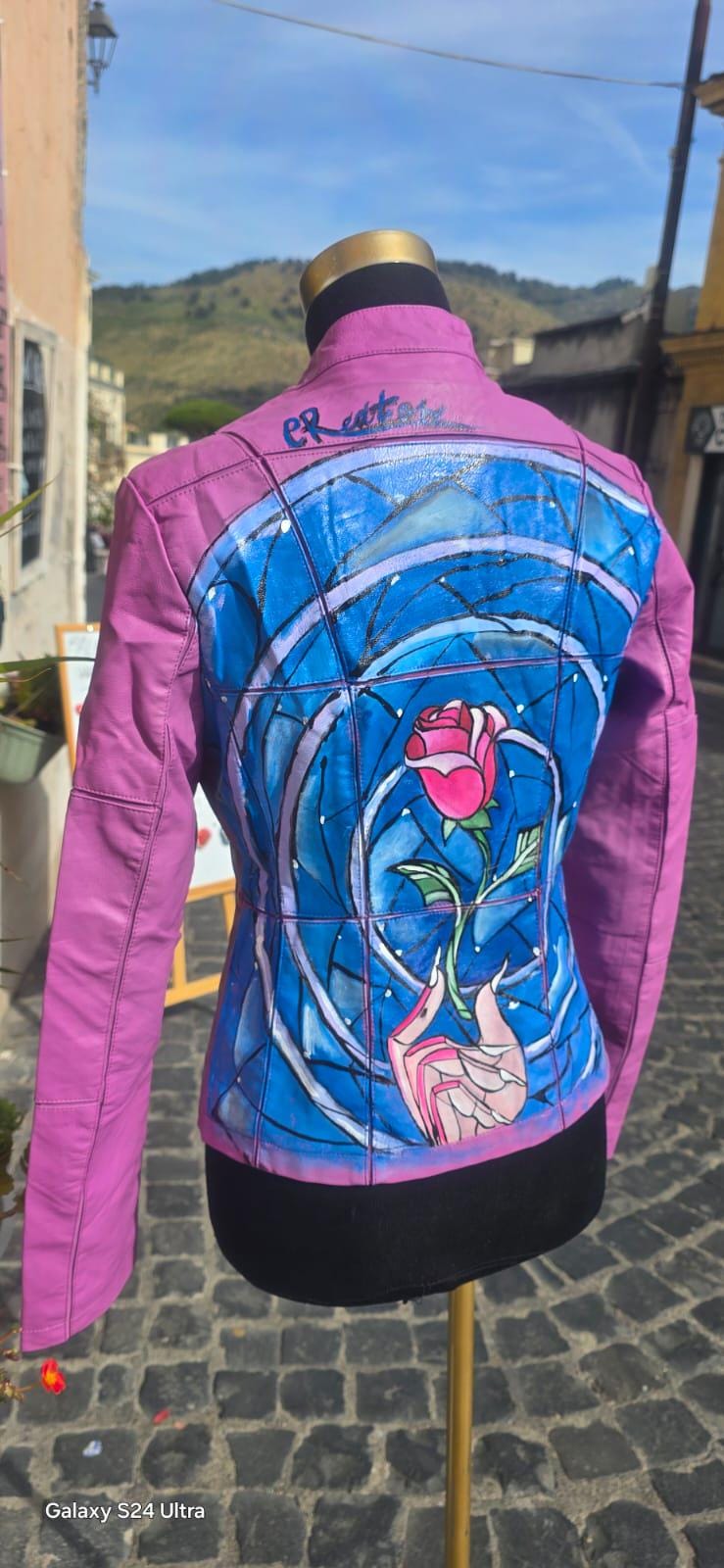 *✨ Giacca Dipinta a Mano – Rosa Incantata La Bella e la Bestia ✨* *Taglia disponibile: S donna* (contattami per altre taglie) Materiale: *Ecopelle/Pelle di alta qualità* Tecnica: *Colori acrilici professionali resistenti all’acqua e all’usura* Porta un tocco di magia nel tuo outfit con questa giacca artigianale ispirata a una delle storie più amate di sempre! 🌹✨ Il soggetto principale è *la Rosa Incantata della Bella e la Bestia*