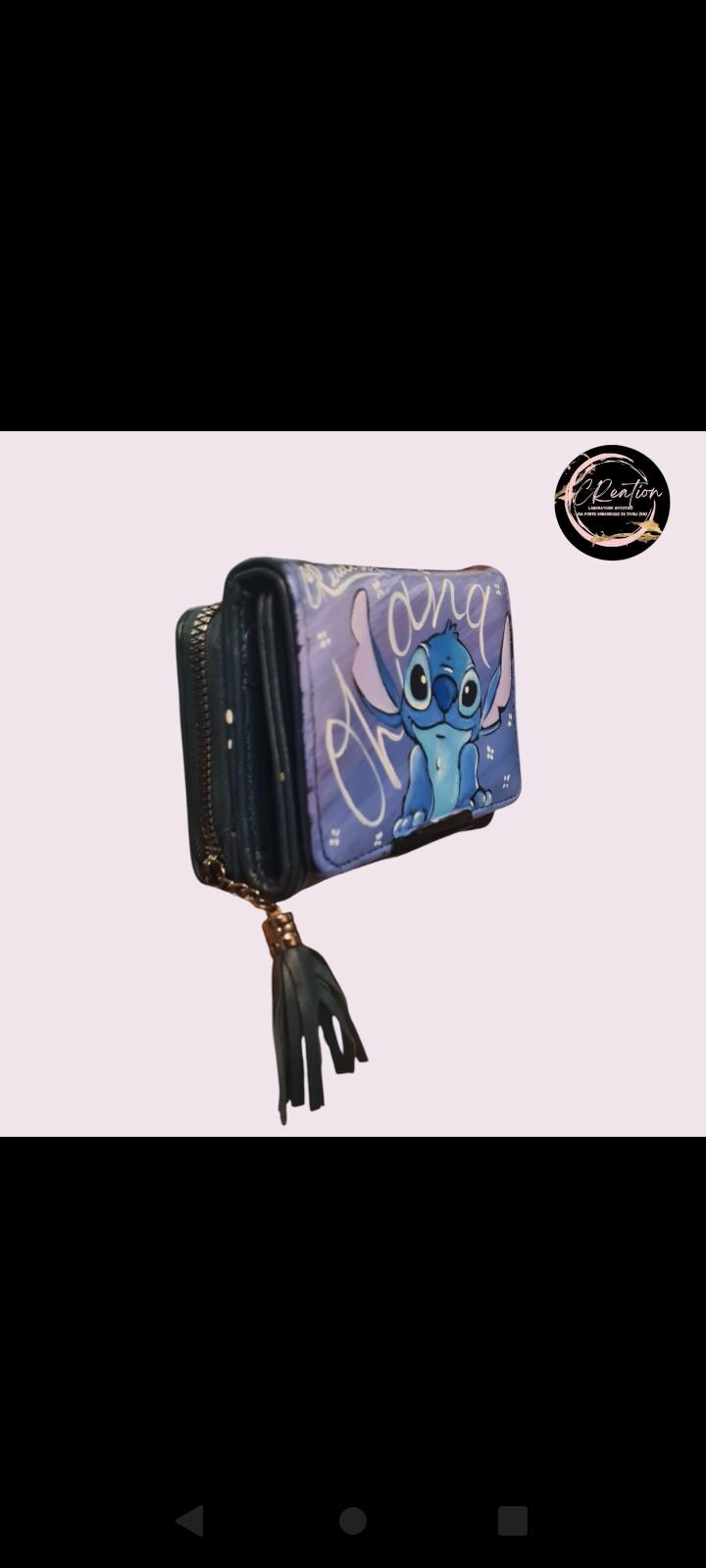 Set Borsa + Portafoglio Dipinti a Mano - Stitch con Scritta "Ohana" - Accessori Unici e Artigianali Descrizione: Aggiungi un tocco di magia e amore familiare al tuo stile con questo set esclusivo di borsa e portafoglio, entrambi dipinti a mano con il simpatico Stitch e la scritta "Ohana". Questo set, ispirato al famoso personaggio di Lilo &amp; Stitch