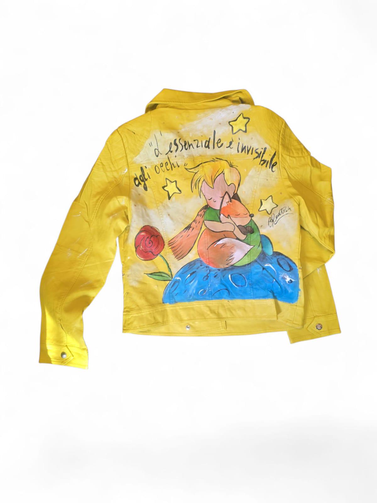 *✨ Giacchetto Dipinto a Mano – Il Piccolo Principe ✨* Taglia: *L* Materiale: *Ecopelle/Pelle di alta qualità* Tecnica: *Colori acrilici professionali resistenti a usura e intemperie* Porta con te la poesia e la magia del Piccolo Principe 👑🌹 con questo *giacchetto unico nel suo genere*, interamente *dipinto a mano* con cura artigianale. Il soggetto principale è *Il Piccolo Principe* accompagnato da una *frase iconica* tratta dal celebre racconto che ha toccato il cuore di generazioni. 🎨 Ogni pezzo è *unic