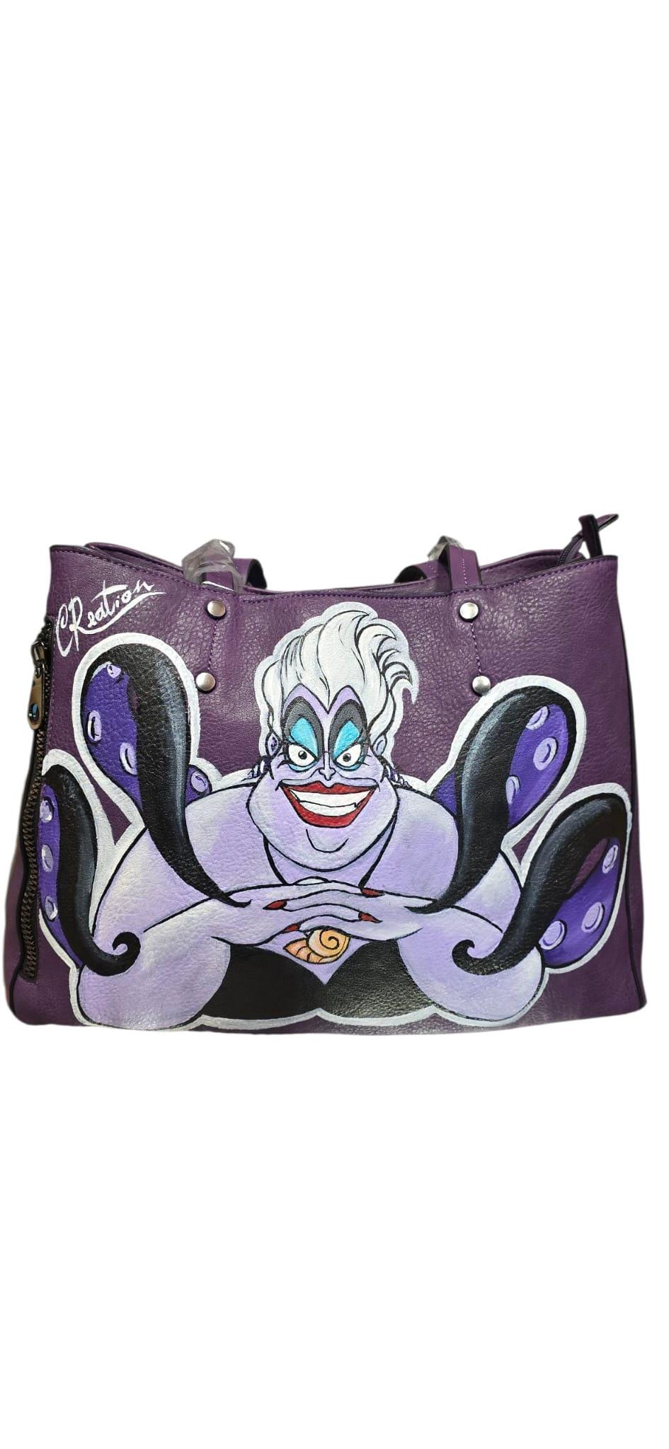 *Borsa Dipinta a Mano – Ursula (La Sirenetta) –Pelle Ecopelle – Personalizzabile* 🧜♀️ *Coordinabile su richiesta:* Posso realizzare un *portafoglio, giacchetto o altro accessorio abbinato* con lo stesso stile e soggetto! *Descrizione:* Questa borsa dipinta a mano rende omaggio a *Ursula*, l'iconica antagonista de *La Sirenetta*. Un accessorio grintoso, artistico e dal forte impatto visivo, perfetto per chi ama i personaggi audaci e vuole distinguersi con stile