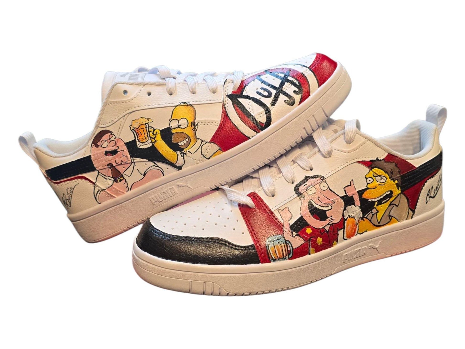 🎨 *Scarpe dipinte a mano - Puma n°42* 👟 Modello unico e originale con soggetto principale *I Griffin &amp; I Simpson insieme*, due icone dell’animazione unite su un’unica creazione! 🖐️ Ogni dettaglio è dipinto a mano con cura, rendendo queste scarpe un pezzo irripetibile. 📦 Disponibilità: - Pronta consegna se disponibili in negozio - In caso di vendita in negozio, verrà realizzato un set simile su ordinazione: - Stesso soggetto principale - Possibili piccole variazioni nel colore o nel modello di scarpe