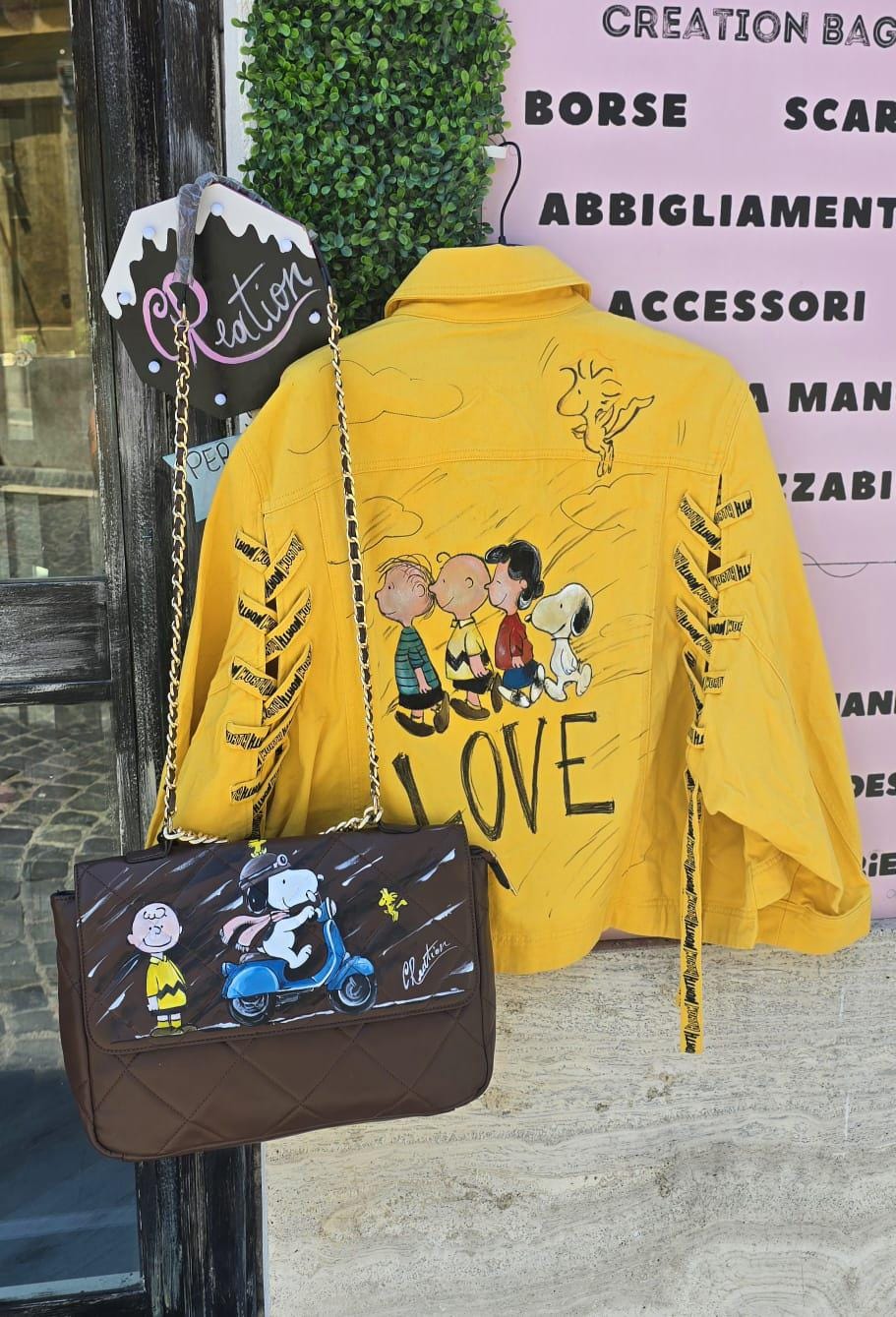 *Borsa Dipinta a Mano – Snoopy 🐶🎨* Una borsa unica che unisce arte, dolcezza e personalità! Realizzata in *ecopelle* e *dipinta interamente a mano* con colori acrilici di alta qualità, questa borsa ha come soggetto principale il tenerissimo *Snoopy*, personaggio amatissimo del mondo dei Peanuts. Perfetta per chi cerca uno stile originale e artigianale da portare sempre con sé!