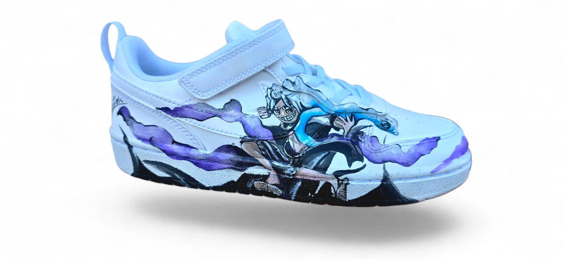 *Scarpe Nike dipinte a mano – Zoro &amp; personaggi One Piece ⚔️* Un’esplosione di stile per veri fan di *One Piece*! Queste sneakers Nike sono state trasformate in un’opera d’arte unica: il protagonista è *Zoro*, accompagnato da altri iconici personaggi e scritte ispirate all’anime. Ogni dettaglio è realizzato a mano con colori acrilici resistenti e protetti da vernice finale. 📦 Disponibilità: - Pronta consegna se disponibili in negozio