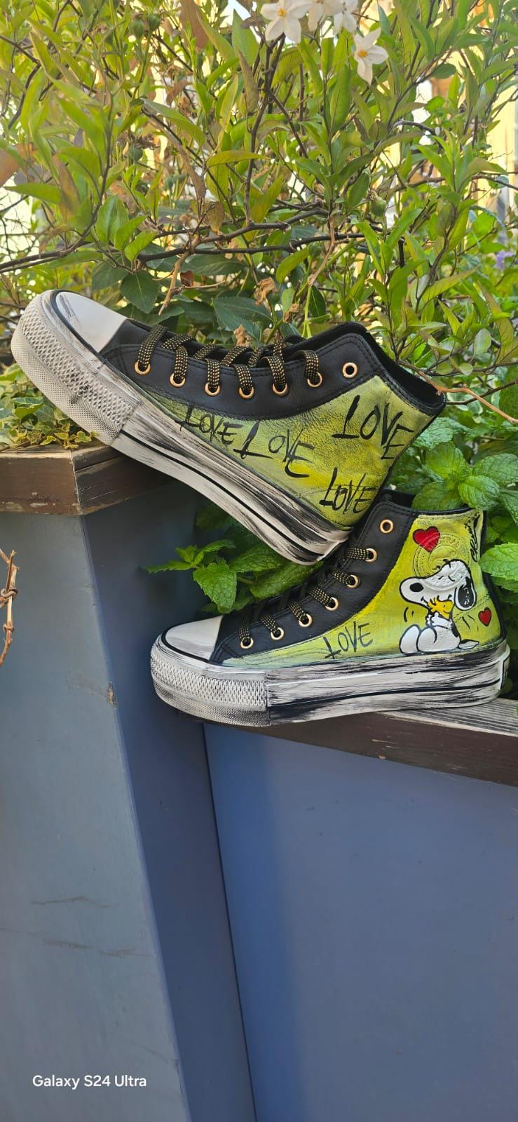 *Scarpe dipinte a mano - Tema Snoopy* Uniche, originali e realizzate interamente a mano! Queste scarpe personalizzate rendono omaggio al dolcissimo Snoopy, protagonista di tante avventure. Ogni dettaglio è dipinto con cura e precisione per portare sulla tua calzatura tutta la simpatia e la tenerezza del celebre cagnolino. 📦 Disponibilità: - Pronta consegna se disponibili in negozio - In caso di vendita in negozio, verrà realizzato un set simile su ordinazione: - Stesso soggetto principale - Possibili picco