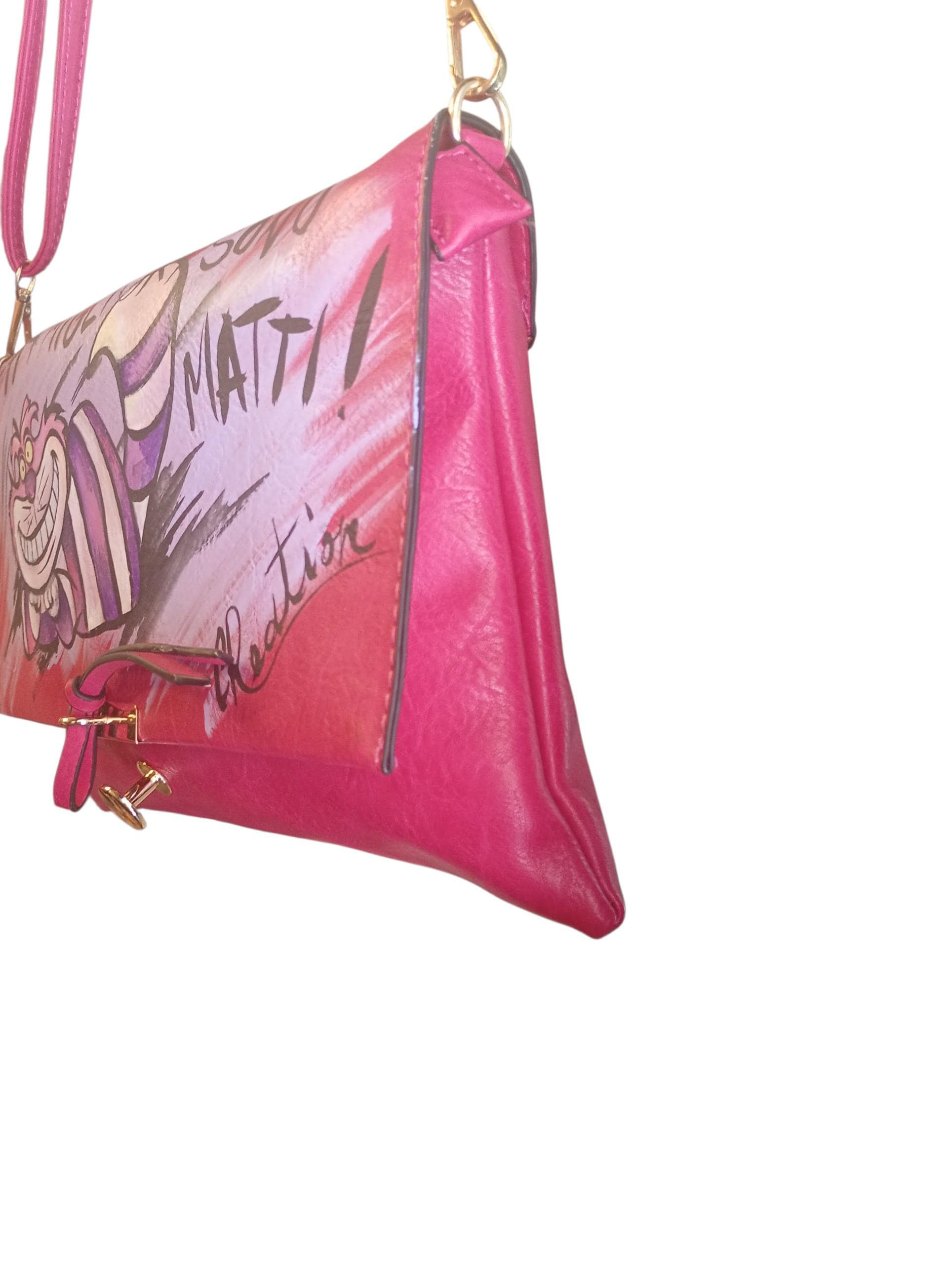 Porta sempre con te la magia, il mistero e la follia del gatto più famoso del Paese delle Meraviglie. Questa borsa dipinta a mano celebra l'universo dello Stregatto, unendo un accessorio pratico e di tendenza all'esclusività di un prodotto interamente artigianale, arricchito dalla celebre frase "Tutti i migliori sono matti".
Realizzata con colori professionali specifici per tessuti, è perfetta per gli amanti delle favole, dei libri fantasy e per chiunque cerchi un tocco di originalità e un pizzico di sana f