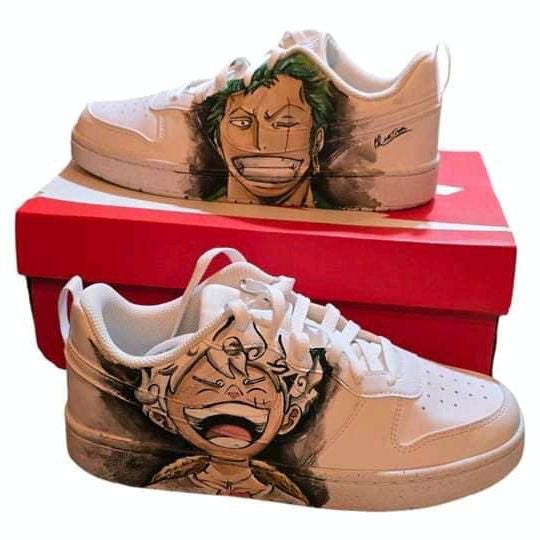 Personalizzazione Scarpe Dipinte a Mano – Design Unico &amp; Su Misura 🎨👟 🧩 *Coordinabile su richiesta:* È possibile ordinare *un portafoglio , una borsa o un giacchetto perfettamente abbinato* con lo stesso stile e soggetto ! Trasforma un semplice paio di scarpe in una vera opera d’arte! Con questa inserzione acquisti la personalizzazione artistica delle tue scarpe, realizzata interamente a mano con colori acrilici professionali e materiali di alta qualità. Ogni creazione è unica, pensata insieme a te p