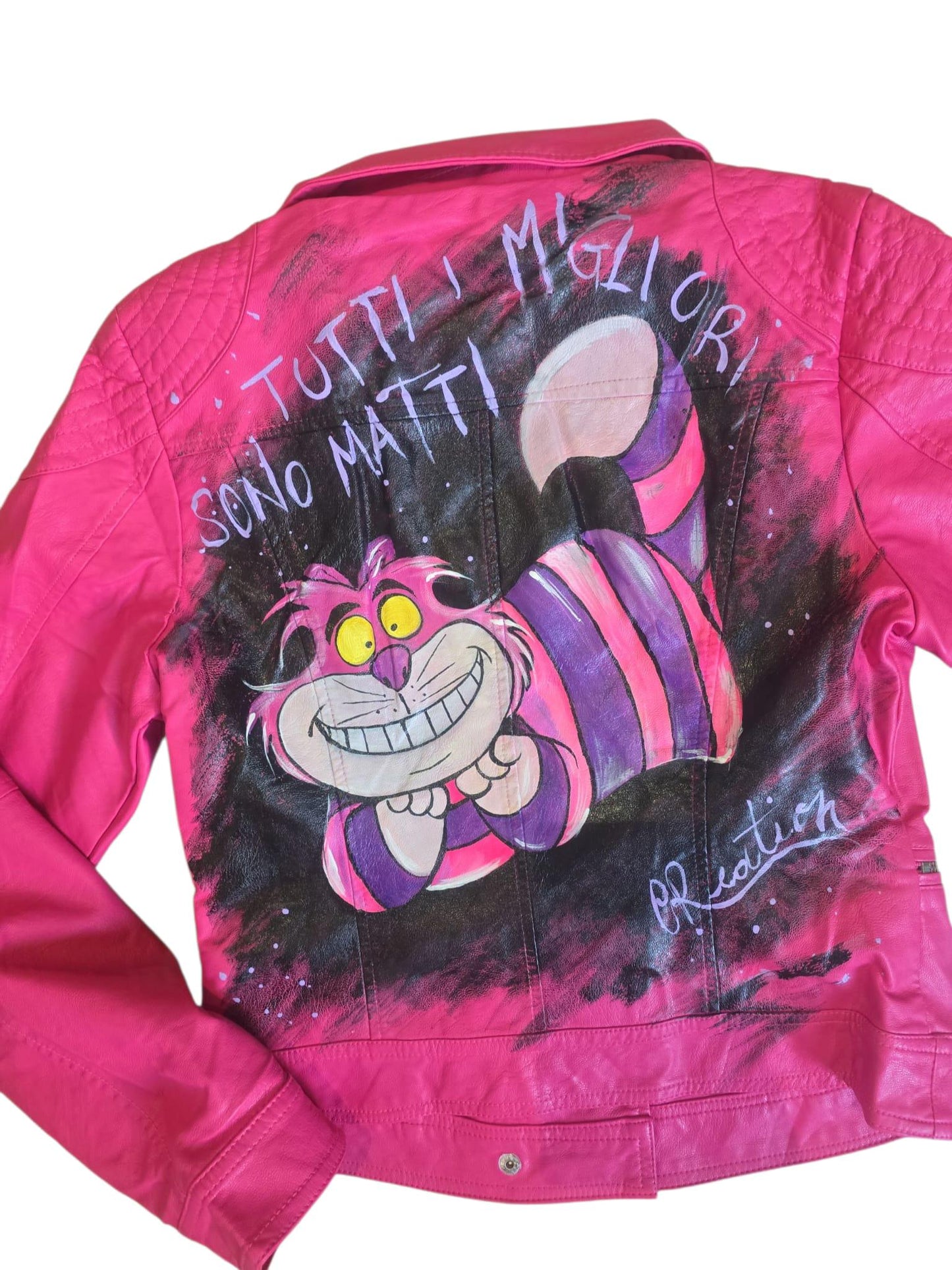 *🎨 Giacca in pelle dipinta a mano con soggetto principale ispirato al famoso Stregatto e la frase: *"Tutti i migliori sono matti"* 🐱✨ Un capo unico, originale e realizzato artigianalmente per chi ama distinguersi! 🧵 *Personalizzabile*: puoi richiedere variazioni del personaggio, della frase o anche del tipo di tessuto (ad esempio ecopelle, jeans o altro materiale a scelta). 