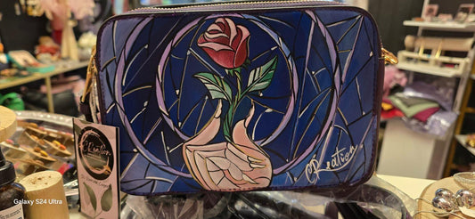 Borsa Dipinta a Mano - La Bella e la Bestia Porta con te la magia del celebre cartone La Bella e la Bestia con questa borsa dipinta a mano! Il design raffigura una mano che regge una rosa, simbolo iconico della storia senza tempo. 🧩 *Coordinabile su richiesta:* È possibile ordinare *un portafoglio o un giacchetto perfettamente abbinato* con lo stesso stile e soggetto ! La borsa che vedrai nelle foto è già stata venduta, ma verrà riprodotta identica nel soggetto principale.