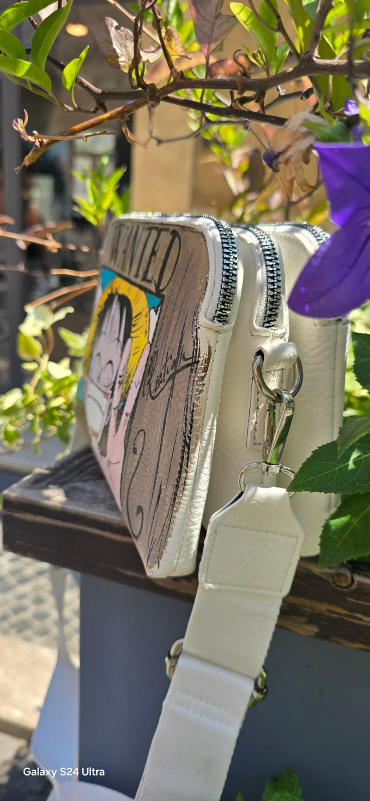 *Borsa Dipinta a Mano – Rubber Cappello di Paglia (One Piece) 🏴☠️🎨* Un accessorio unico per veri fan di One Piece! Questa *borsa in ecopelle dipinta a mano* ha come soggetto principale *Rubber (Luffy)* con il suo iconico *cappello di paglia*, simbolo di libertà e avventura. Realizzata con *colori acrilici professionali*, ogni borsa è un pezzo artigianale unico, perfett