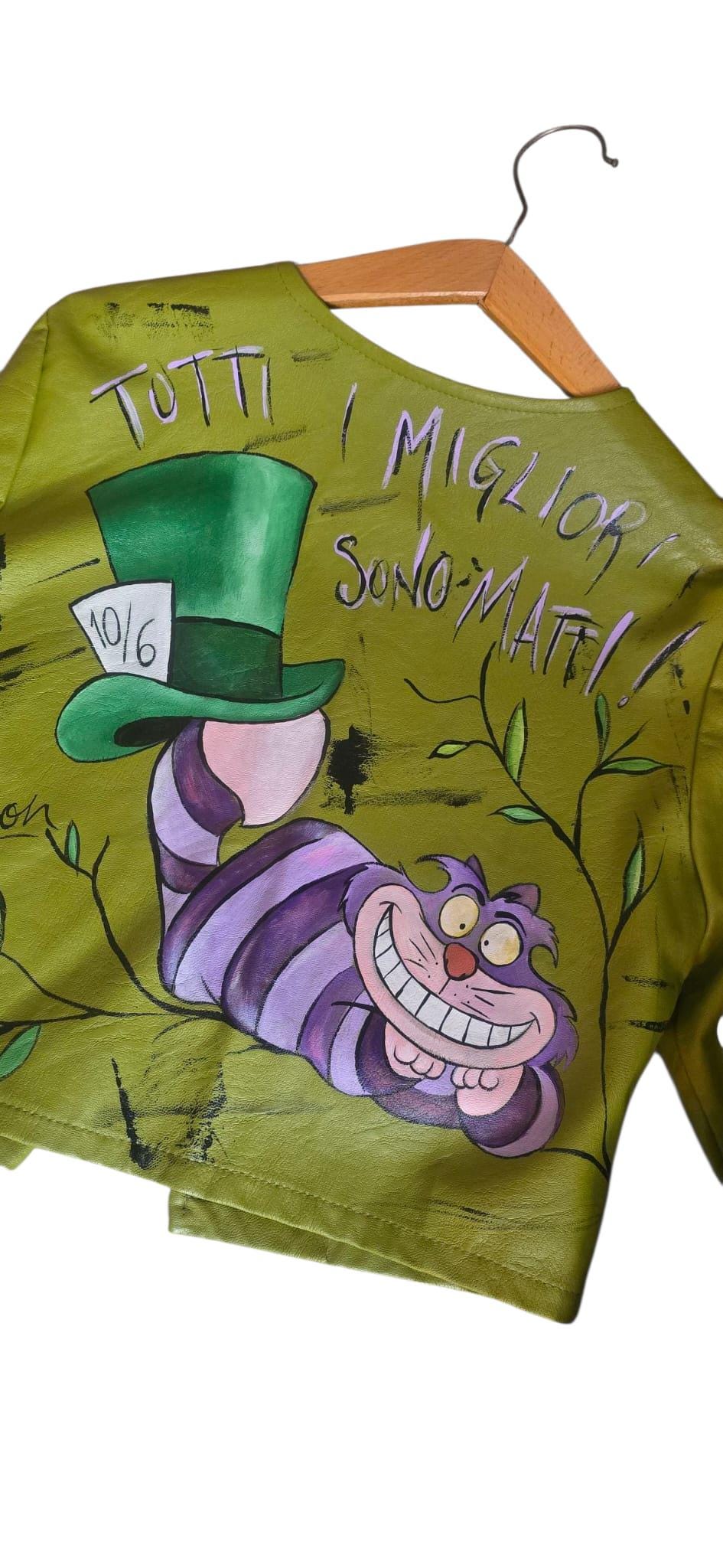 "Giacca Dipinta a Mano – Stregatto + Frase “Tutti i migliori sono matti”* 🎨🧥🐾 Giacca donna *taglia M/L*, realizzata e *dipinta interamente a mano*, con protagonista il celebre *Stregatto* e la frase iconica *“Tutti i migliori sono matti”*. Un capo originale, creativo e perfetto per chi ama distinguersi con stile. 🧥 *Taglia*: M/L donna 🎨 Ogni giacca è un pezzo unico, dipinto artigianalmente 📦 Disponibilità: - Pronta consegna se disponibili in negozio - In caso di vendita in negozio, verrà realizzato un