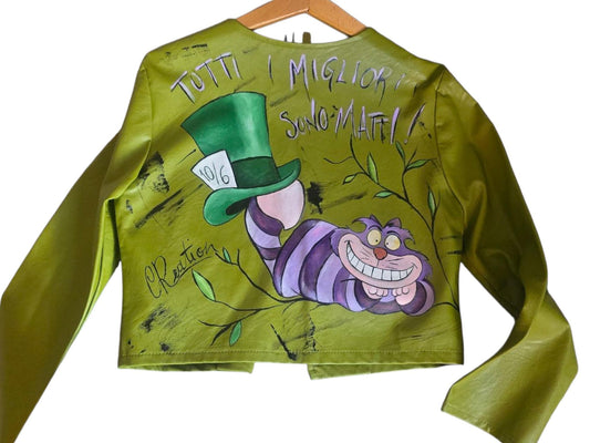 "Giacca Dipinta a Mano – Stregatto + Frase “Tutti i migliori sono matti”* 🎨🧥🐾 Giacca donna *taglia M/L*, realizzata e *dipinta interamente a mano*, con protagonista il celebre *Stregatto* e la frase iconica *“Tutti i migliori sono matti”*. Un capo originale, creativo e perfetto per chi ama distinguersi con stile. 🧥 *Taglia*: M/L donna 🎨 Ogni giacca è un pezzo unico, dipinto artigianalmente 📦 Disponibilità: - Pronta consegna se disponibili in negozio - In caso di vendita in negozio, verrà realizzato un