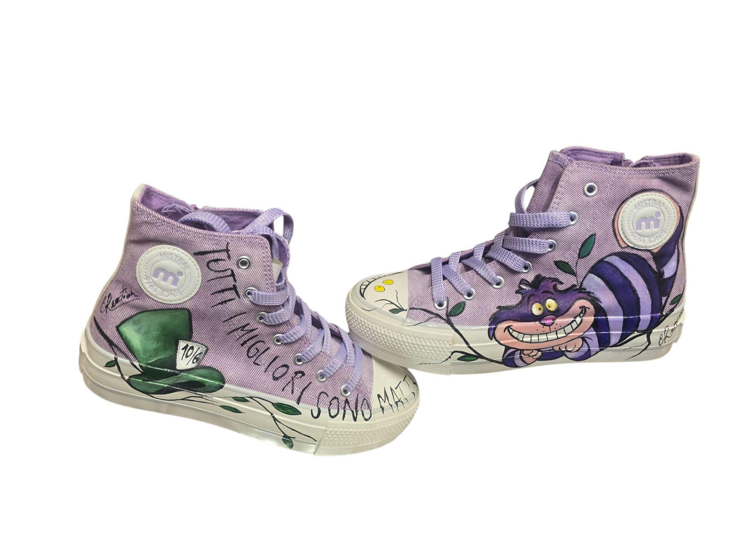 *Scarpe dipinte a mano – Soggetto principale: Stregatto 🐱🎨* Un paio di scarpe uniche e originali, interamente dipinte a mano con il celebre sorriso del "gatto più matto di sempre"! *Modello in foto:* Mistral – Numero 39 disponibile in pronta consegna. 👟 *Vuoi un’altra marca o un numero diverso?* Nessun problema! Su richiesta è possibile scegliere un altro tipo di scarpa: il prezzo verrà aggiornato in base al modello scelto. Essendo un prodotto artigianale, ogni scarpa è un pezzo unico. Potrebbero esserci