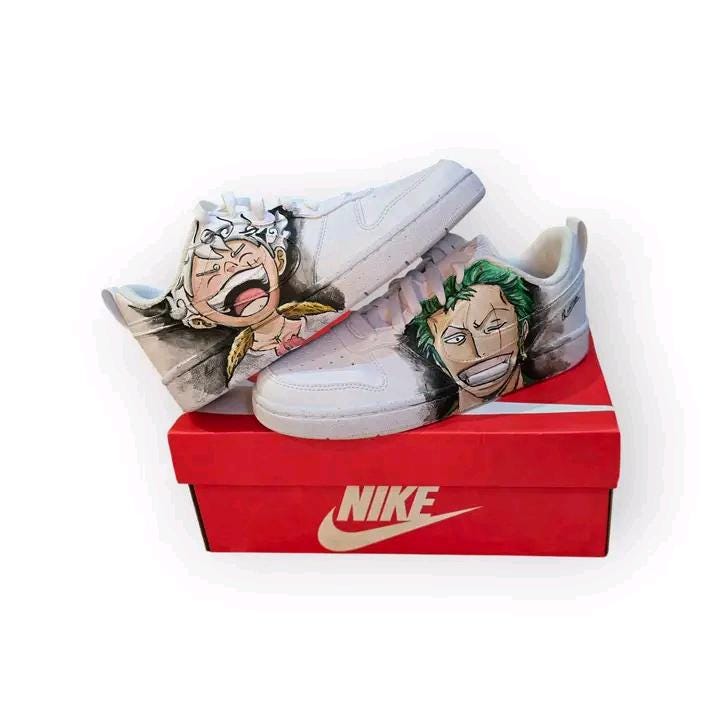 Nike Air Force 1 Personalizzate – Tema One Piece 🎨🏴☠️ Per i veri fan di One Piece e per chi vuole distinguersi con stile, ecco le Nike Air Force 1 dipinte a mano con un’esclusiva personalizzazione ispirata al celebre anime! Ogni paio è decorato a mano con colori acrilici professionali e sigillato per garantire resistenza e durata nel tempo. Un prodotto unico, perfetto per chi ama la moda, l’arte e l’universo dei pirati! ⚓🔥 🧩 *Coordinabile su richiesta:* È possibile ordinare *un portafoglio , una borsa o