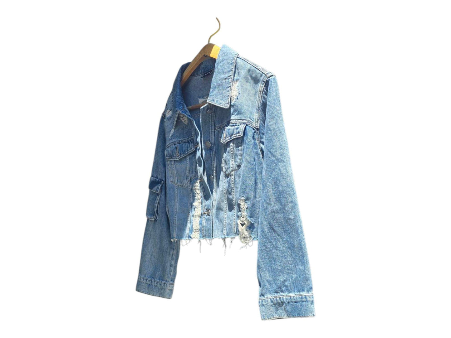 *Giacca di Jeans Dipinta a Mano – Frida Kahlo 🎨🌺* Un capo d’abbigliamento unico e d’impatto: giacca in jeans da donna, dipinta interamente a mano con *ritratto di Frida Kahlo*, icona di forza, arte e libertà. Sopra l’opera è riportata la frase *“Innamorati della vita e dopo di chi vuoi”*, per chi ama distinguersi con stile e significato. 🧩 *Coordinabile su richiesta:* È possibile ordinare *un portafoglio , una borsa o delle scarpe perfettamente abbinate* con lo stesso stile e soggetto !