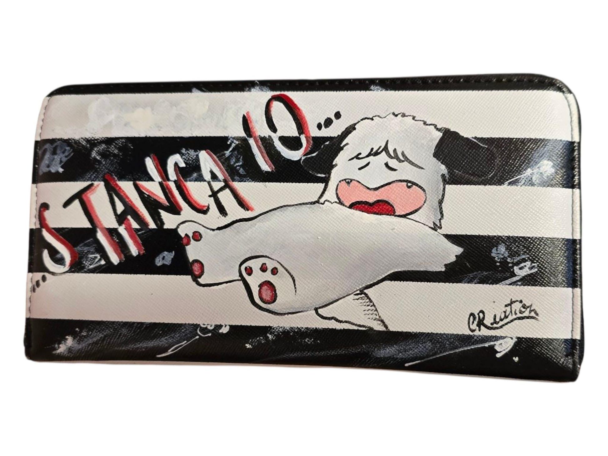 *Portafoglio Dipinto a Mano – “Stanca io…” | Ispirazione Vintage* Un portafoglio artigianale unico, decorato interamente a mano con colori acrilici resistenti e lavabili. Il protagonista è un tenero personaggio dallo stile retrò, con un’espressione che racconta tutta la stanchezza (e dolcezza!) della giornata, accompagnato dalla frase “Stanca io…”. 🎨 *Dettagli prodotto:* - Realizzato in ecopelle - Dipinto a mano con colori acrilici di alta qualità - Lavabile delicatamente a mano o fino a 40°C in lavatrice