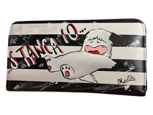 *Portafoglio Dipinto a Mano – “Stanca io…” | Ispirazione Vintage* Un portafoglio artigianale unico, decorato interamente a mano con colori acrilici resistenti e lavabili. Il protagonista è un tenero personaggio dallo stile retrò, con un’espressione che racconta tutta la stanchezza (e dolcezza!) della giornata, accompagnato dalla frase “Stanca io…”. 🎨 *Dettagli prodotto:* - Realizzato in ecopelle - Dipinto a mano con colori acrilici di alta qualità - Lavabile delicatamente a mano o fino a 40°C in lavatrice
