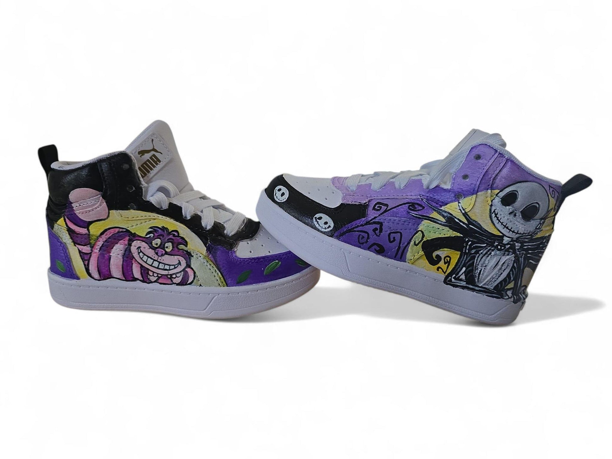 *Scarpe Puma bambino/bambina dipinte a mano 🎨* Un paio unico e originale: una scarpa con lo *Stregatto* e l’altra con *Jack di Nightmare Before Christmas*, realizzate a mano con *colori acrilici di alta qualità*, resistenti e durevoli. Ideale per piccoli fan dell’arte e dei cartoni, o come regalo speciale! La base è una *scarpa Puma*, ma su richiesta si può realizzare il disegno anche su altri modelli o numeri. 
