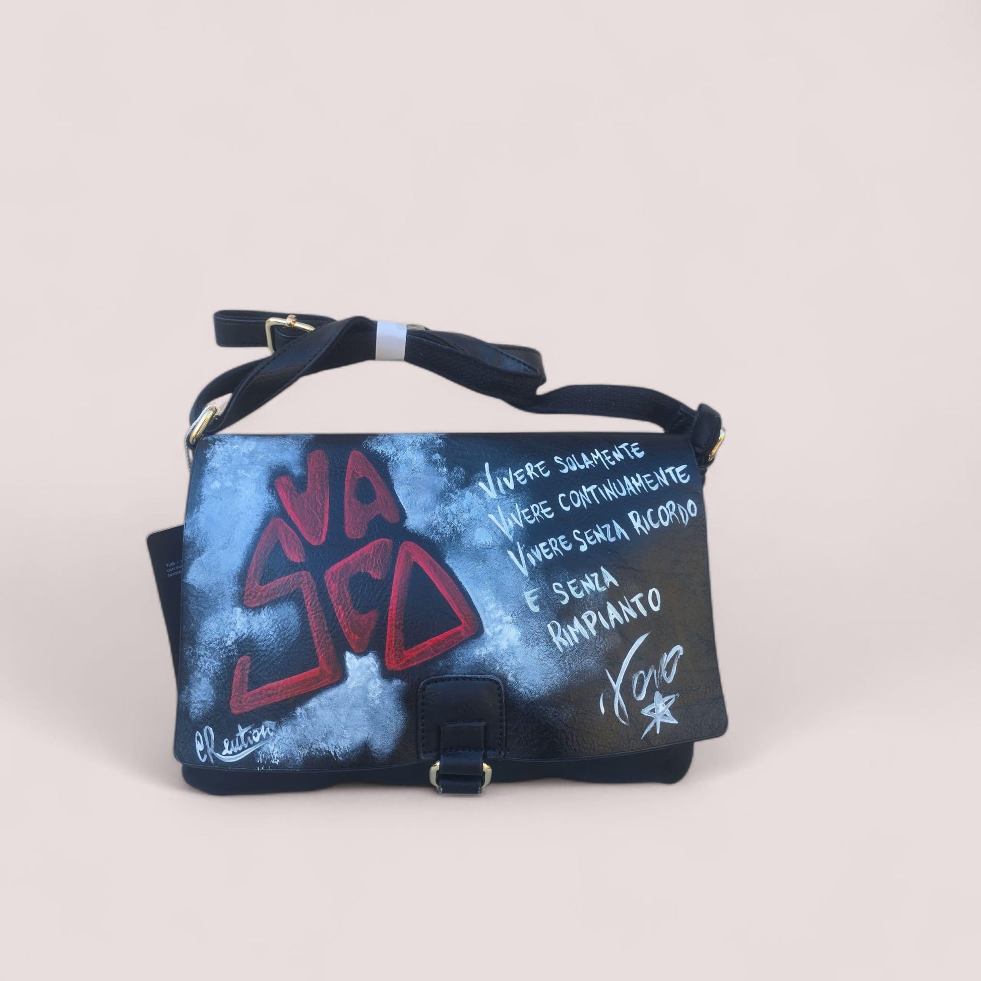 Borsa dipinta a mano – Scritta Vasco + Frase iconica – Pelle/Ecopelle – Personalizzabile 🎶🖌️ *Descrizione:* 🎸 *Borsa capiente* dipinta a mano, con scritta ispirata al mitico *Vasco Rossi* e una *frase iconica tratta da una sua canzone* intramontabile. Un accessorio perfetto per chi ama la musica, lo stile rock e vuole distinguersi con un tocco unico e personale. 👜 Materiali di qualità: ✔️ Pelle o ecopelle resistente 🎨 Colori acrilici professionali, duraturi e impermeabili 📦 Disponibilità: - Pronta con