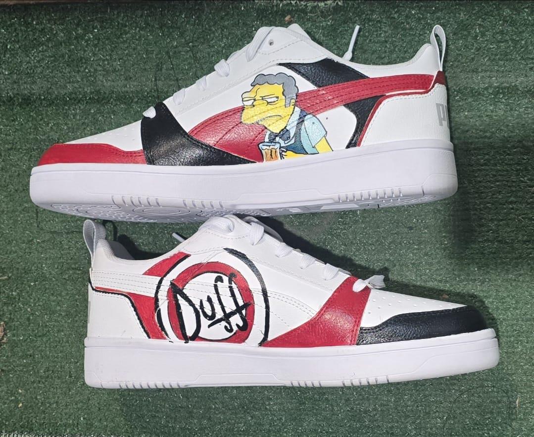 🎨 *Scarpe dipinte a mano - Puma n°42* 👟 Modello unico e originale con soggetto principale *I Griffin &amp; I Simpson insieme*, due icone dell’animazione unite su un’unica creazione! 🖐️ Ogni dettaglio è dipinto a mano con cura, rendendo queste scarpe un pezzo irripetibile. 📦 Disponibilità: - Pronta consegna se disponibili in negozio - In caso di vendita in negozio, verrà realizzato un set simile su ordinazione: - Stesso soggetto principale - Possibili piccole variazioni nel colore o nel modello di scarpe