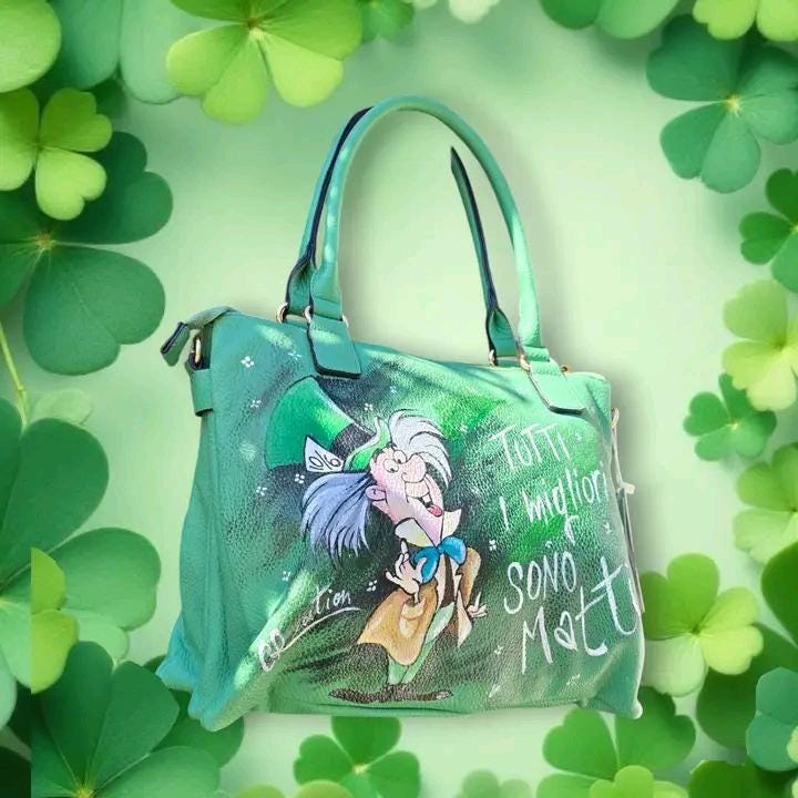 Borsa Dipinta a Mano con Cappellaio Matto - “Tutti i migliori sono matti” - Ecopelle - Personalizzabile 🧩 *Coordinabile su richiesta:* È possibile ordinare *un portafoglio o un giacchetto perfettamente abbinato* con lo stesso stile e soggetto ! Descrizione: Questa borsa dipinta a mano è un omaggio al famoso Cappellaio Matto, personaggio iconico del celebre cartone animato.