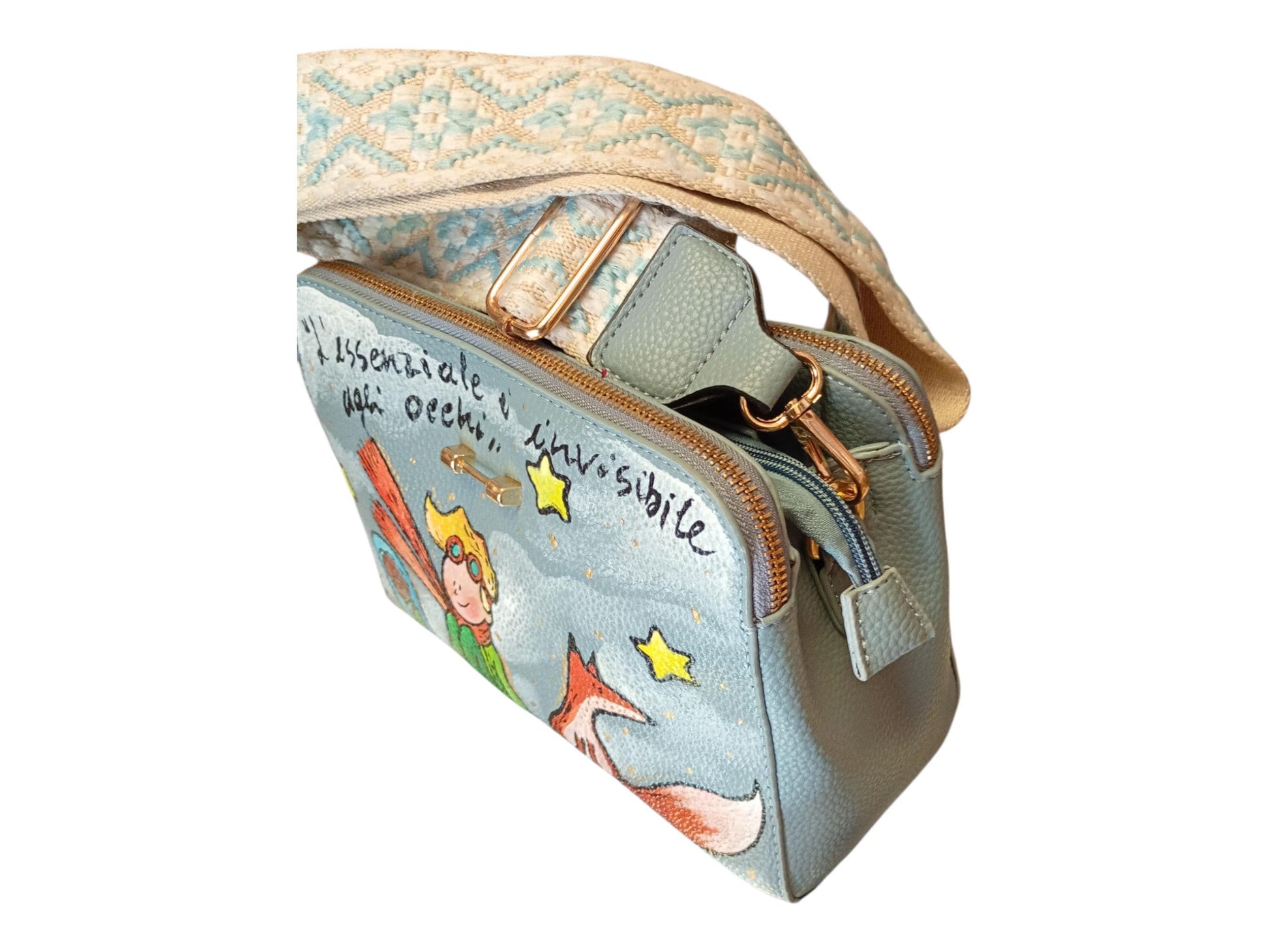Borsa dipinta a mano – Il Piccolo Principe – Borsa artigianale unica personalizzata *Descrizione:* Borsa in *pelle/ecopelle* dipinta a mano con soggetto *Il Piccolo Principe*, uno dei personaggi più amati di sempre. Ogni borsa è realizzata con *colori acrilici professionali*, resistenti nel tempo e pensati per accompagnarti ogni giorno con un tocco artistico e poetico.