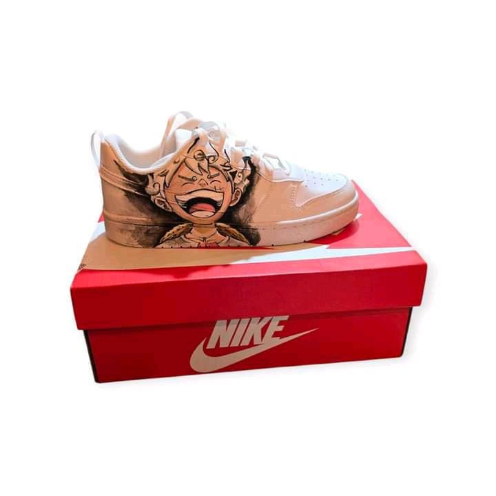 Nike Air Force 1 Personalizzate – Tema One Piece 🎨🏴☠️ Per i veri fan di One Piece e per chi vuole distinguersi con stile, ecco le Nike Air Force 1 dipinte a mano con un’esclusiva personalizzazione ispirata al celebre anime! Ogni paio è decorato a mano con colori acrilici professionali e sigillato per garantire resistenza e durata nel tempo. Un prodotto unico, perfetto per chi ama la moda, l’arte e l’universo dei pirati! ⚓🔥 🧩 *Coordinabile su richiesta:* È possibile ordinare *un portafoglio , una borsa o