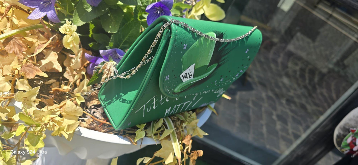 *Borsa Dipinta a Mano – Cappellaio Matto 🎩✨* Un pezzo unico e originale per chi ama il mondo incantato di Alice nel Paese delle Meraviglie! Questa borsa in ecopelle è interamente *dipinta a mano* con colori acrilici professionali e sigillata per durare nel tempo. Il *soggetto principale* è l’iconico *cappello del Cappellaio Matto*, accompagnato dalla celebre frase: *“Tutti i migliori sono matti”*