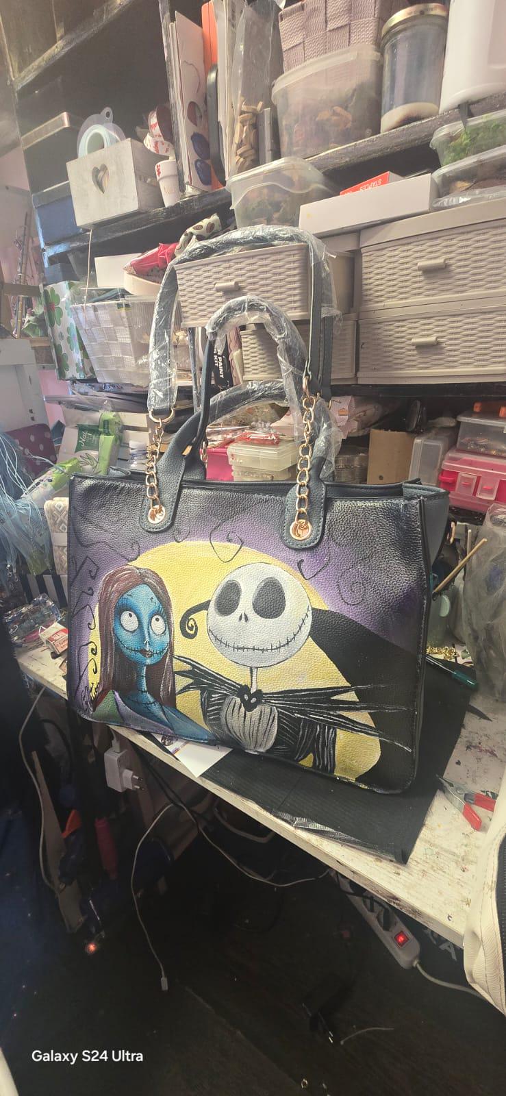 *Borsa Dipinta a Mano – Jack e Sally di Nightmare Before Christmas 🎃* 🧩 *Coordinabile su richiesta:* È possibile ordinare *un portafoglio o un giacchetto perfettamente abbinato* con lo stesso stile e soggetto ! Aggiungi un tocco di *magia gotica* e *romanticismo oscuro* al tuo look con questa *borsa dipinta a mano* che celebra i leggendari protagonisti di *Nightmare Before Christmas*: *Jack Skellington* e *Sally*! 🎨✨ Ogni borsa è realizzata con *colori acrilici di alta qualità* su *ecopelle resistente*, 