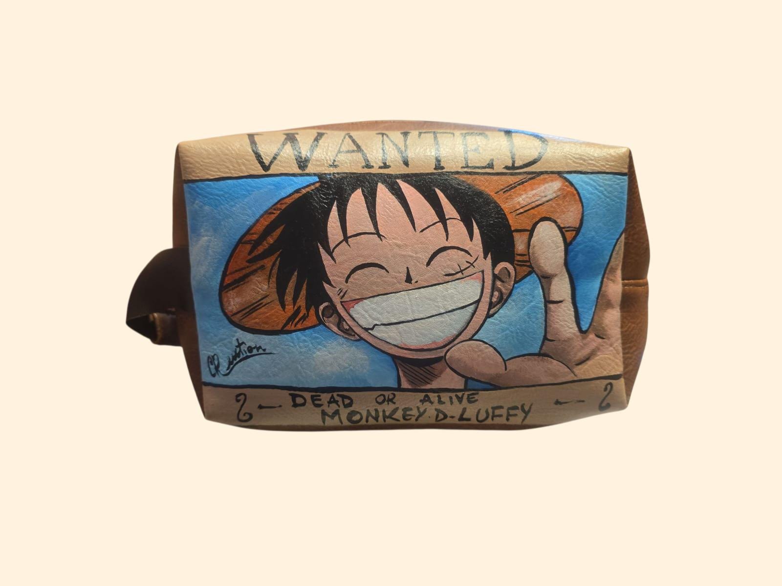 *Pochette Uomo One Piece – Luffy Rubber "Wanted" – Accessorio Anime Dipinto a Mano* --- *📄 Descrizione:* Pochette da uomo dipinta interamente a mano con soggetto principale *Luffy* di *One Piece* in versione *Rubber*, accompagnato dalla celebre scritta *"Wanted"*. Un pezzo unico per veri appassionati di anime e manga! ✔️ *Materiale*: ecopelle/pelle di alta qualità 🎨 *Colori*: acrilici professionali resistenti all’acqua e al tempo