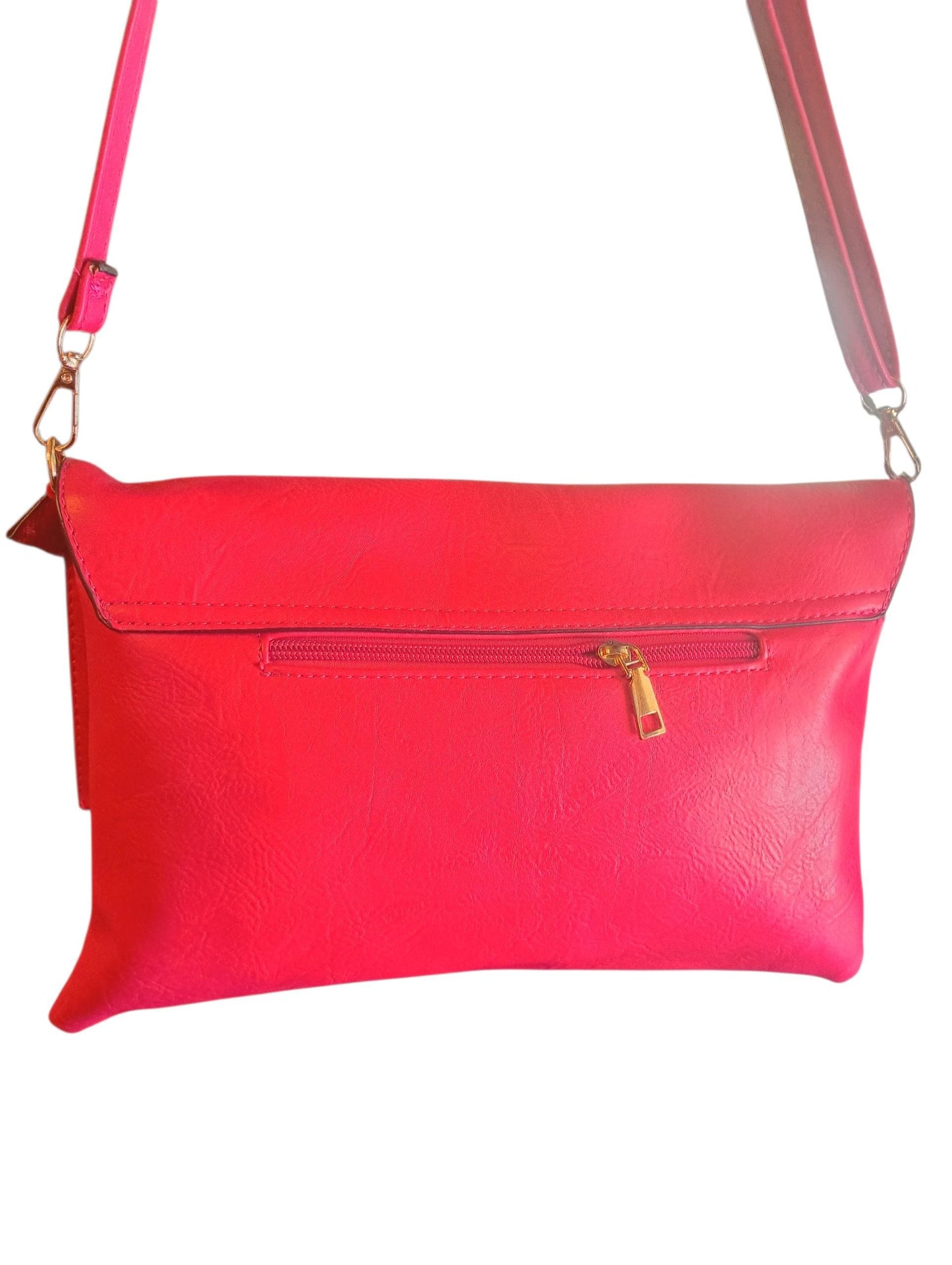 Porta sempre con te la magia, il mistero e la follia del gatto più famoso del Paese delle Meraviglie. Questa borsa dipinta a mano celebra l'universo dello Stregatto, unendo un accessorio pratico e di tendenza all'esclusività di un prodotto interamente artigianale, arricchito dalla celebre frase "Tutti i migliori sono matti".
Realizzata con colori professionali specifici per tessuti, è perfetta per gli amanti delle favole, dei libri fantasy e per chiunque cerchi un tocco di originalità e un pizzico di sana f